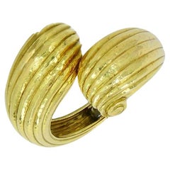 David Webb 18k Gold gehämmert Wirbel Crossover Scharnier-Armband