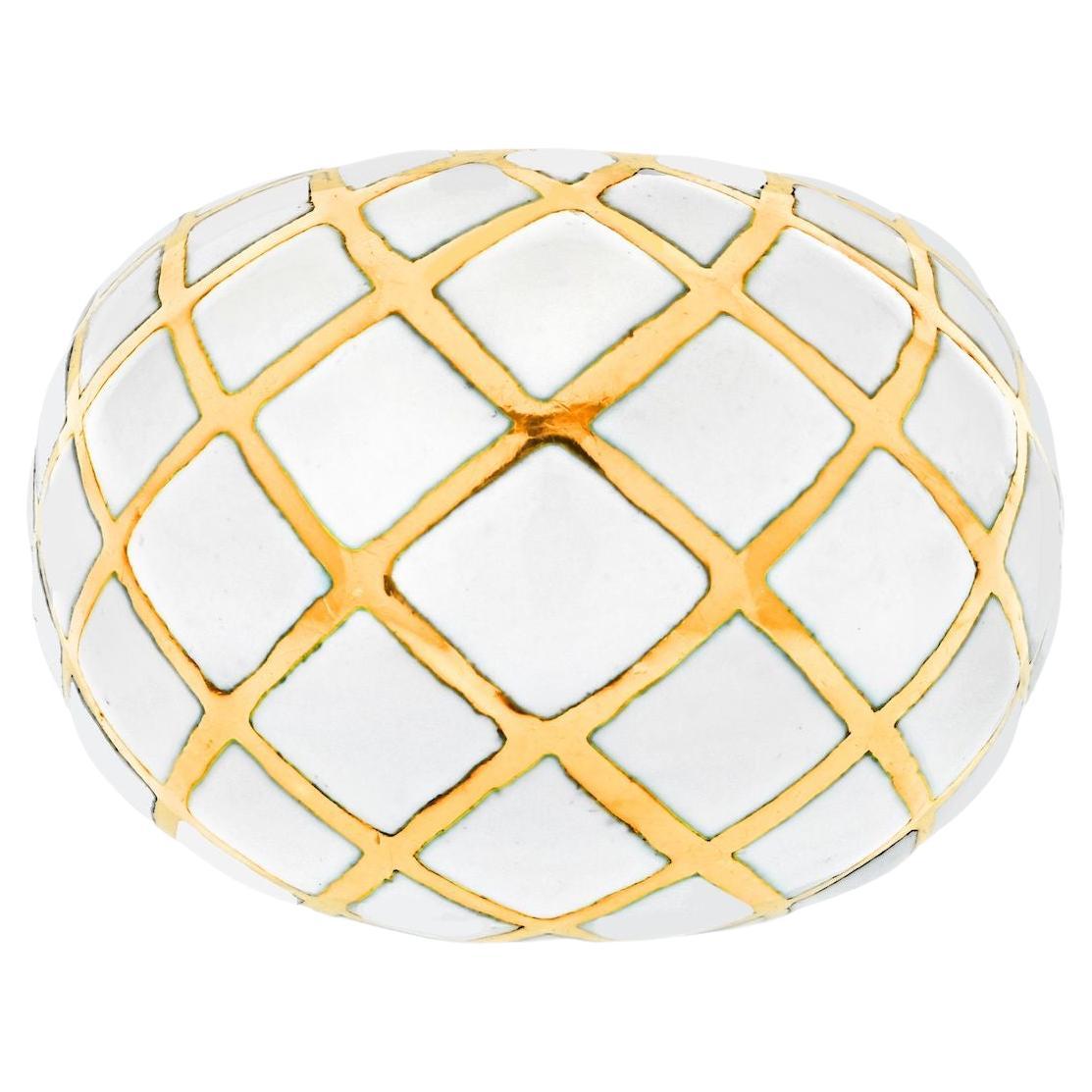 David Webb Bague bombée en platine et or 18 carats, émail blanc et motif damier