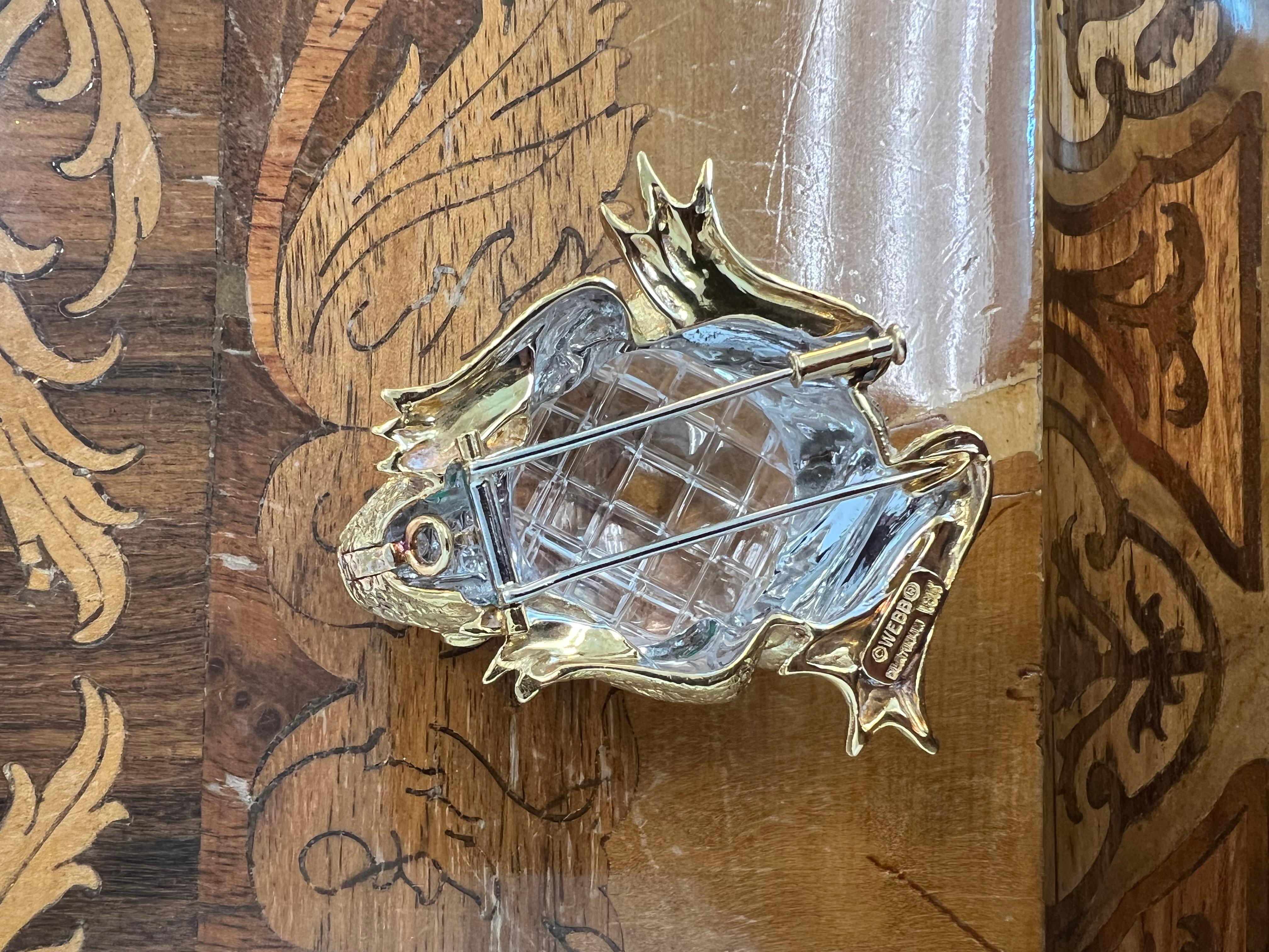 DAVID WEBB Broche pendentif grenouille en platine, 18k, cristal de roche, émeraude et diamant Unisexe en vente