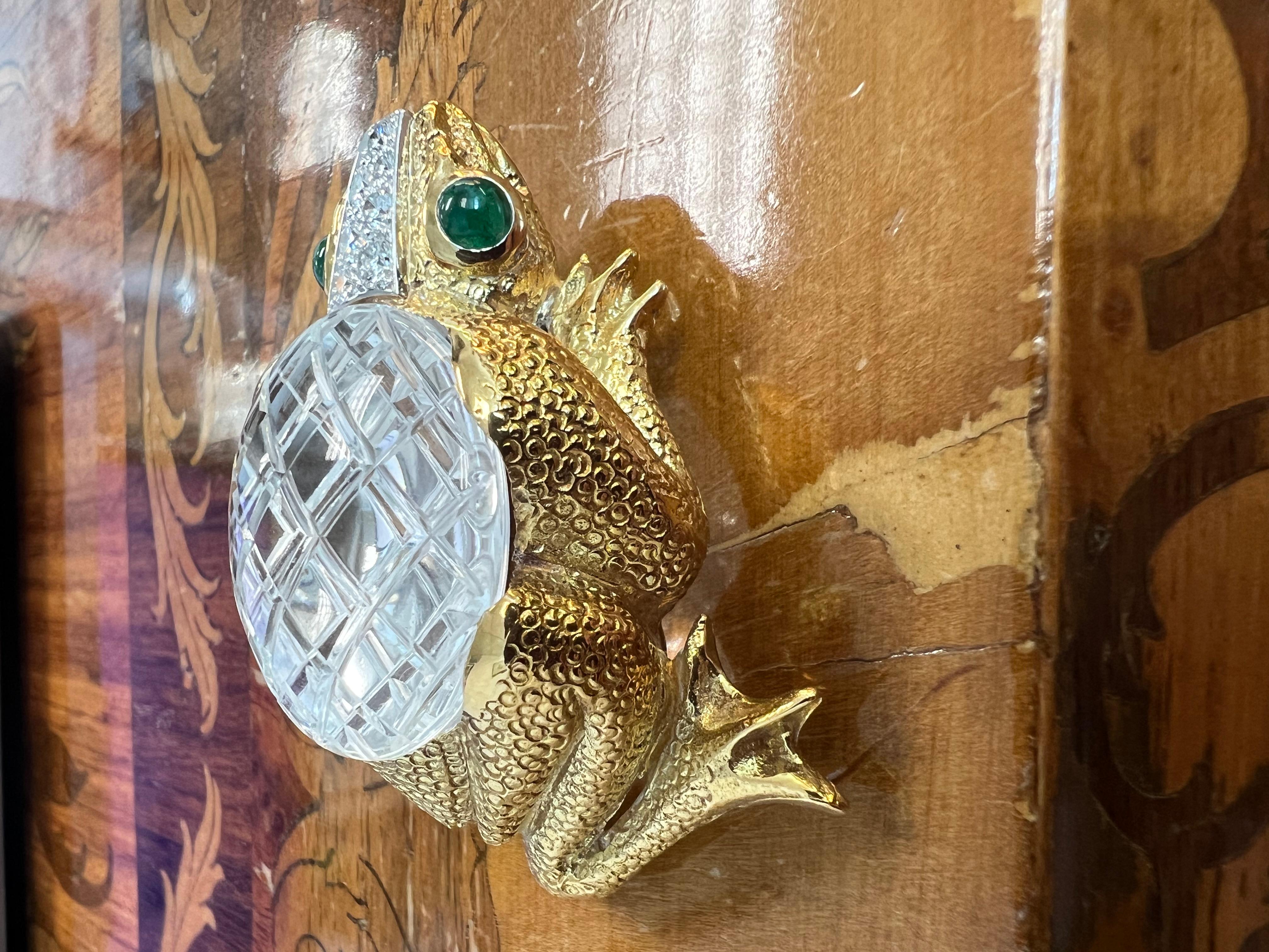 DAVID WEBB Broche pendentif grenouille en platine, 18k, cristal de roche, émeraude et diamant en vente 1