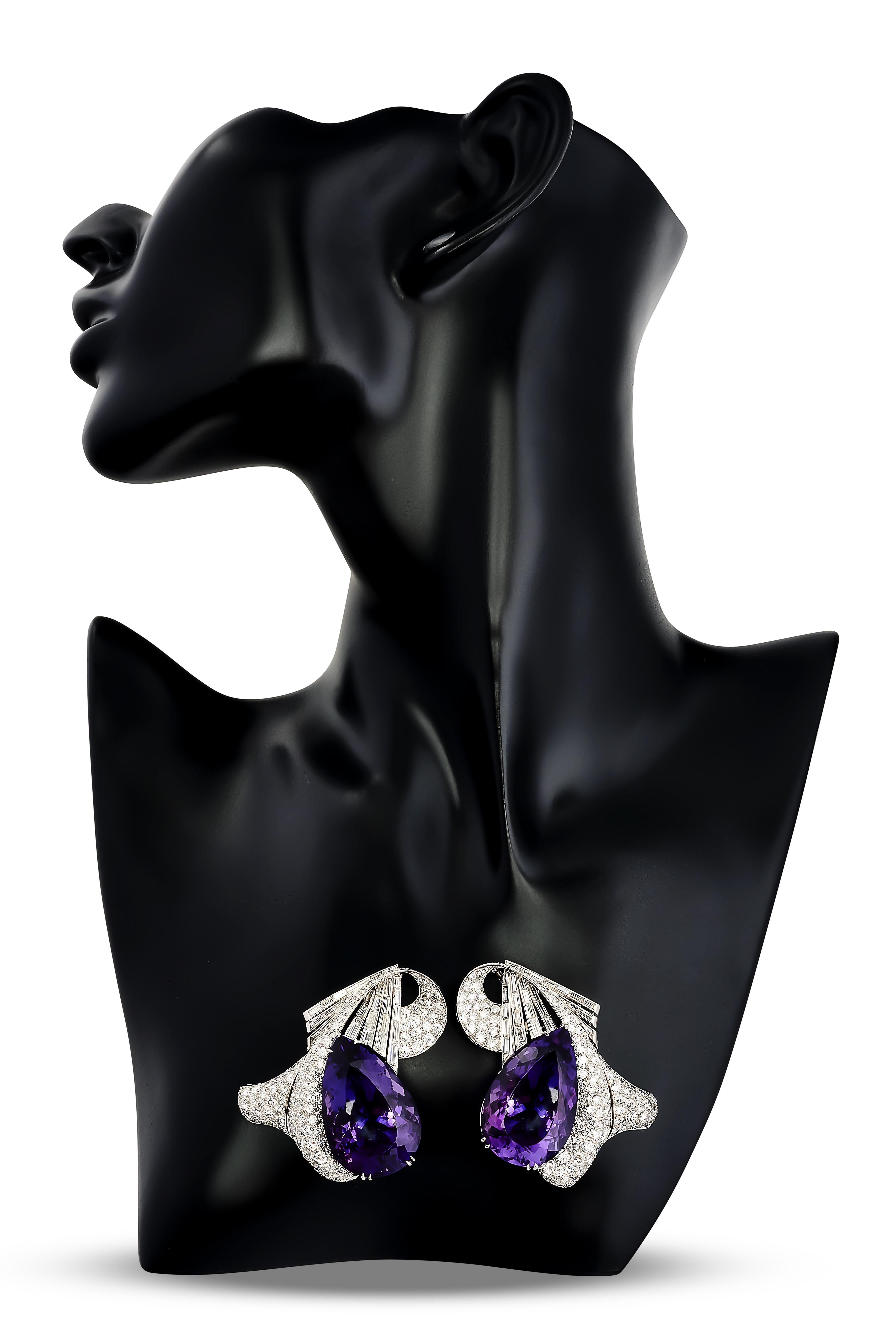 Ces broches David Webb assorties présentent des diamants éblouissants entourant de grandes améthystes vives, créant un mélange harmonieux et luxueux de brillance et de riches teintes violettes.

Les deux améthystes en forme de poire pèsent environ