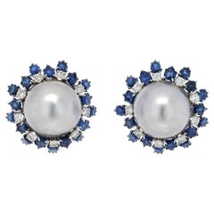 David Webb Boucles d'oreilles en platine et or blanc 18 carats avec saphirs, diamants et perles