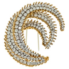 David Webb Broche en forme de croissant en platine et or jaune 18 carats avec diamants de 12 carats