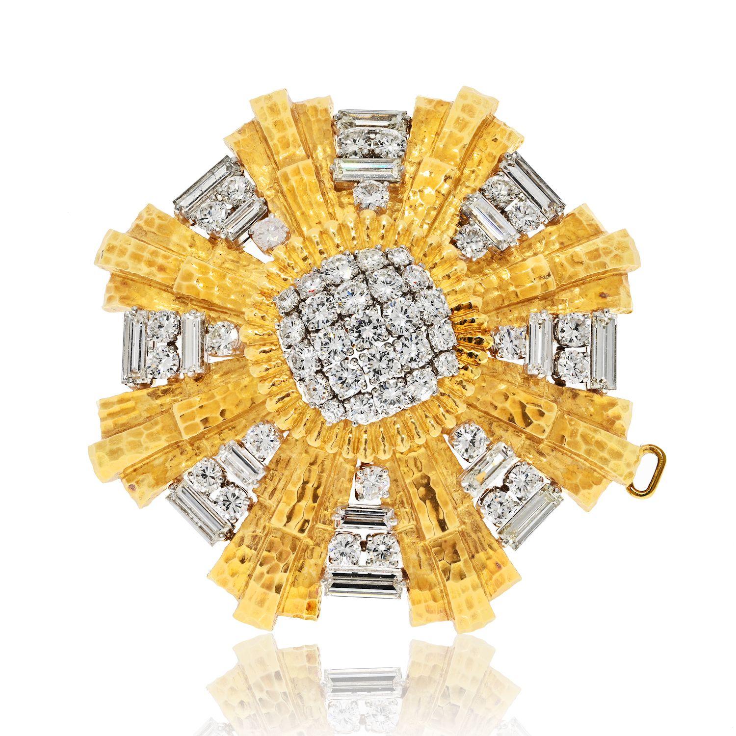 Moderne David Webb Broche pendentif héraldique en platine et or jaune 18 carats avec diamants 15,80 carats en vente