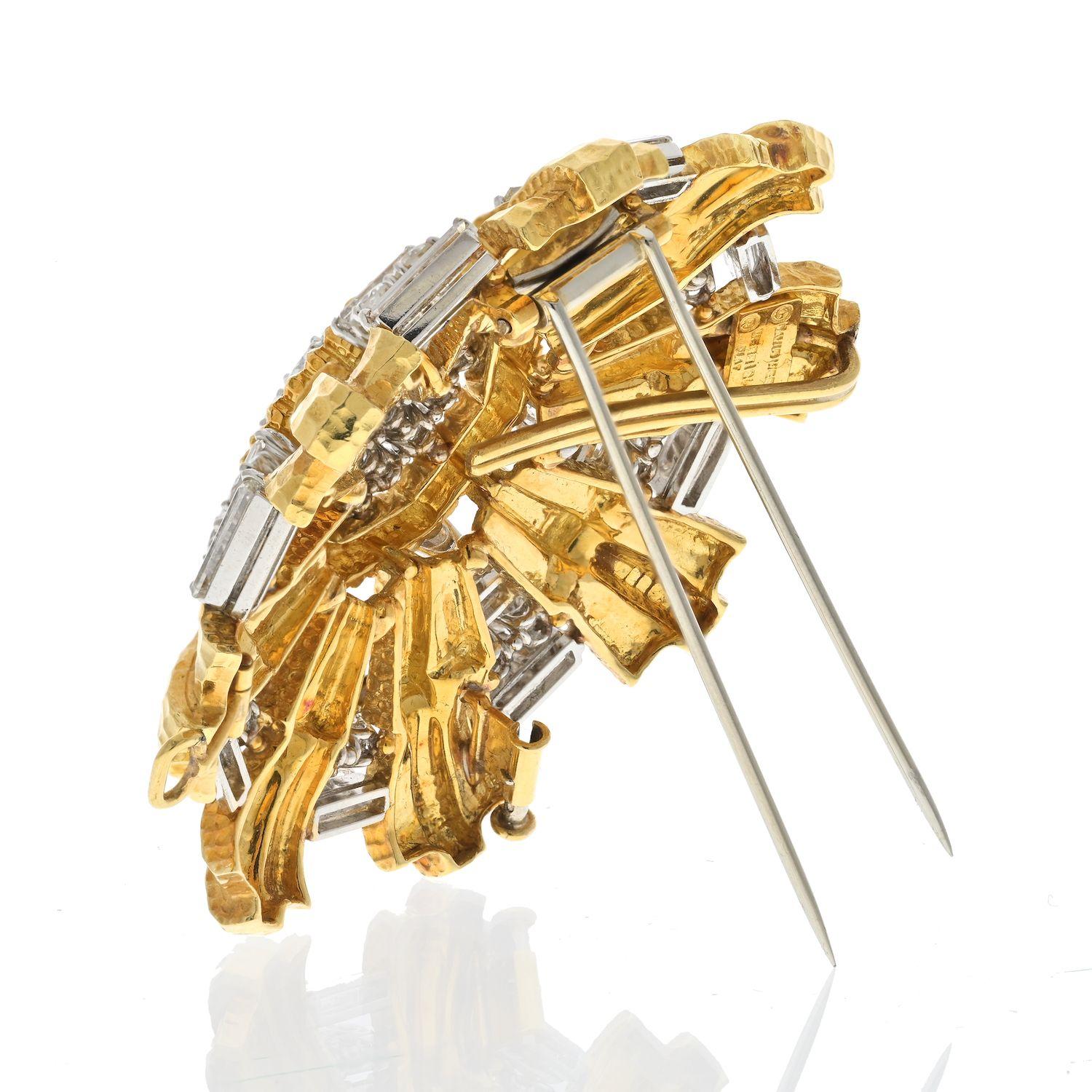 Taille ronde David Webb Broche pendentif héraldique en platine et or jaune 18 carats avec diamants 15,80 carats en vente