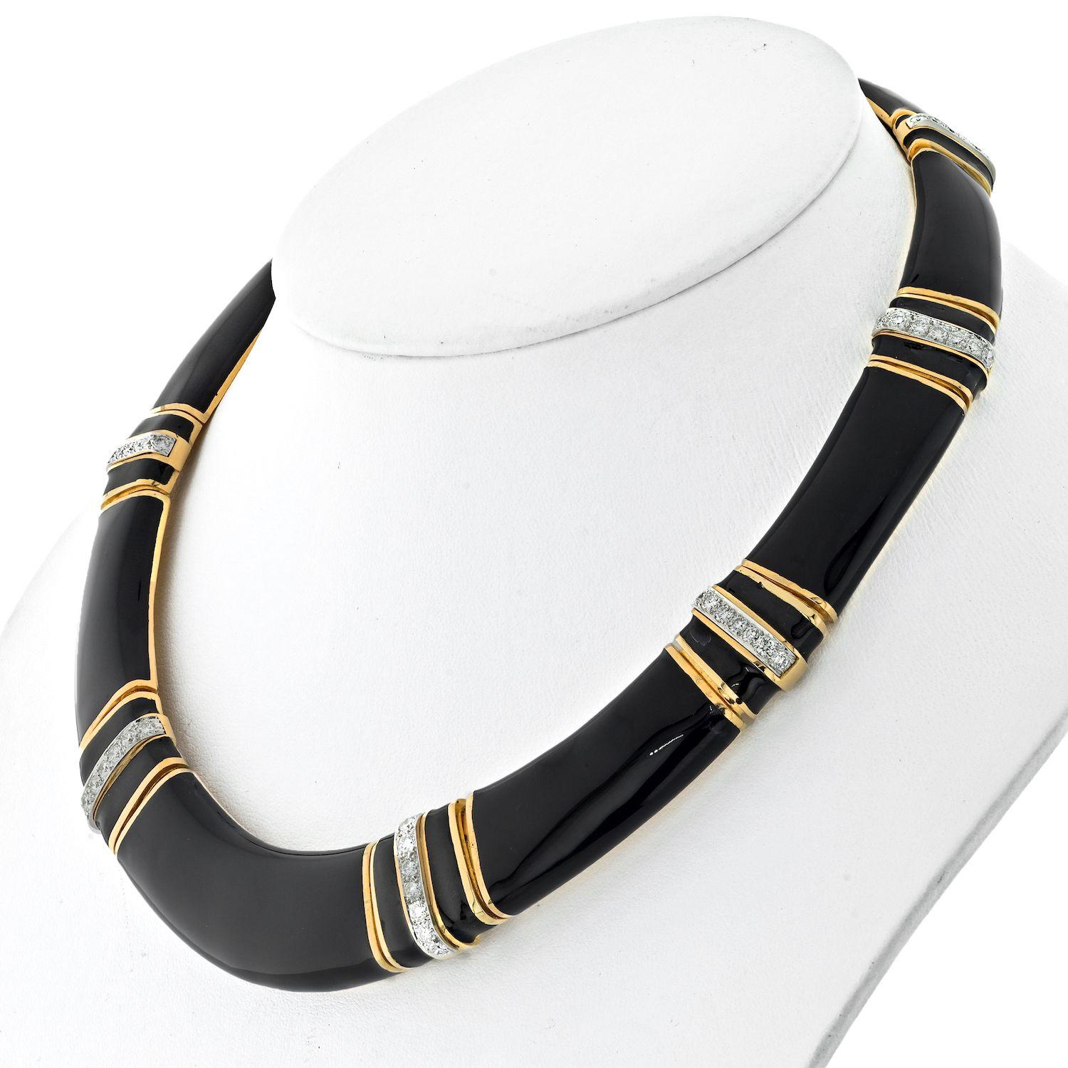 Die David Webb 18K Yellow Gold Black Enamel Collar Necklace ist ein atemberaubendes Schmuckstück, das den charakteristischen Stil und die Liebe zum Detail der Marke unterstreicht. Diese Halskette aus 18 Karat Gelbgold ist mit schwarzer Emaille