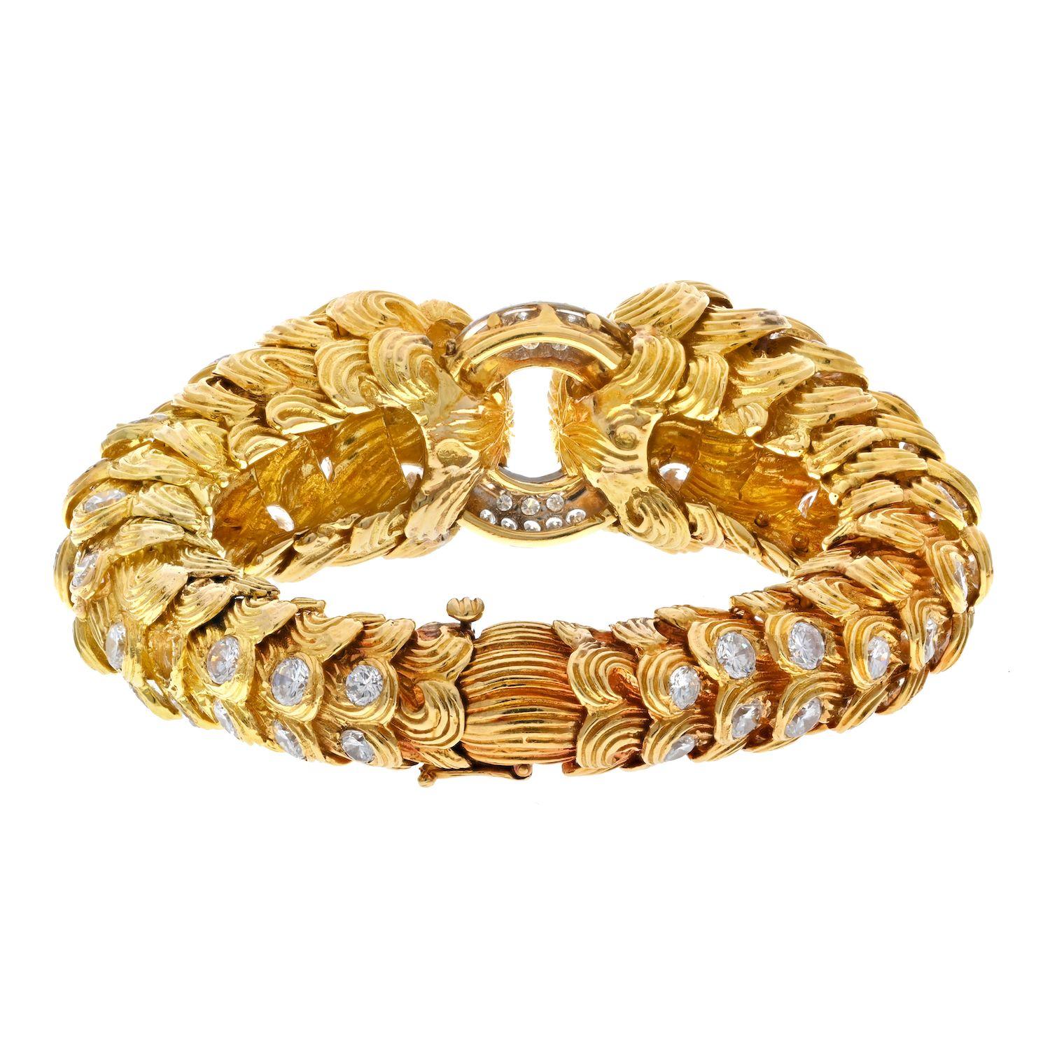 David Webb 18K Yellow Gold 21 Carats Scroll Diamond Textured Bracelet.
David Webb estate yellow gold diamond bracelet designed as a hinged bangle, with two opposing textured gold sides in the 18k scroll patterns finished gold. The surface is