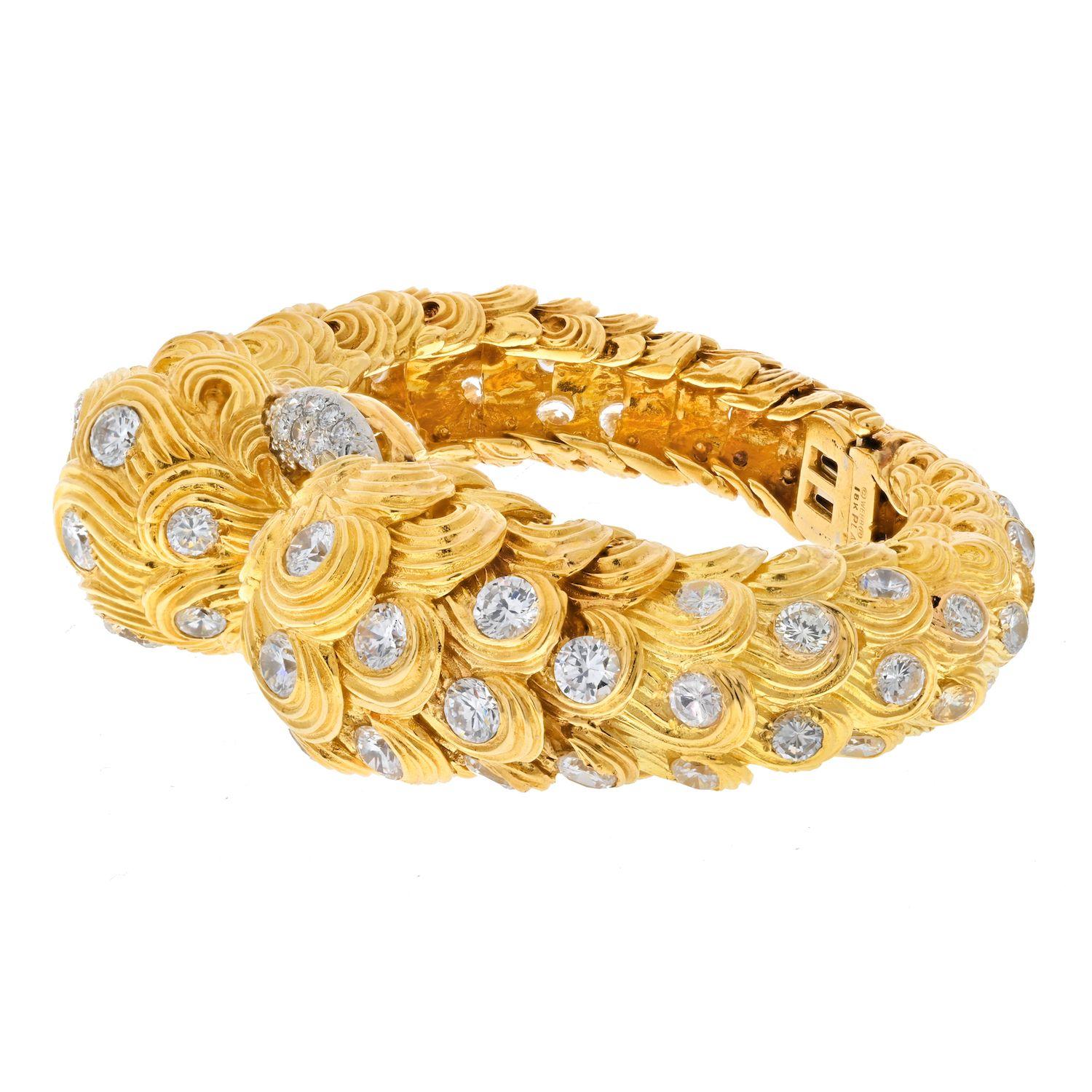 David Webb Bracelet texturé en platine et or jaune 18 carats avec diamants à volutes de 21 carats Excellent état - En vente à New York, NY