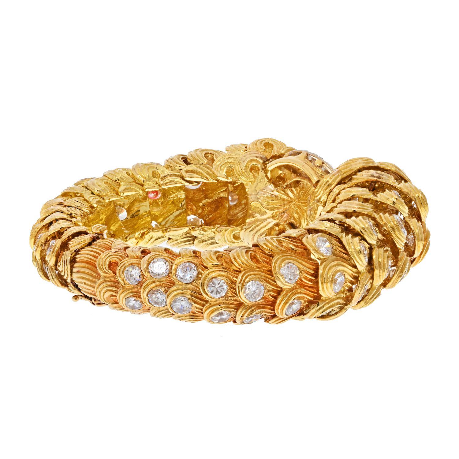 David Webb Bracelet texturé en platine et or jaune 18 carats avec diamants à volutes de 21 carats Pour femmes en vente
