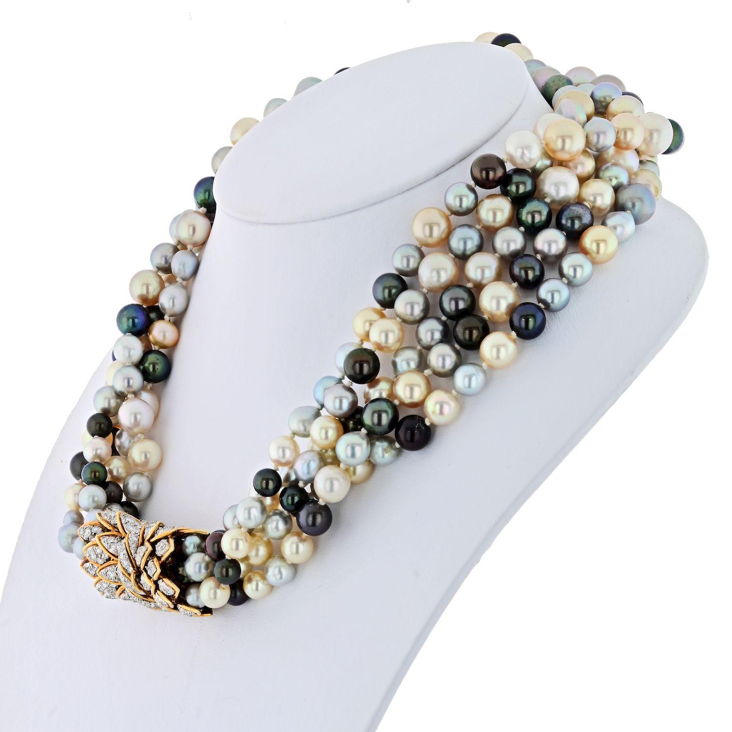 Ce superbe collier de perles à cinq brins de David Webb est une véritable pièce d'apparat. Mesurant 17 pouces de long, les brins sont ornés de perles de 8 à 10 mm de diamètre. 

Le collier est complété par un fermoir en or jaune et platine, orné de