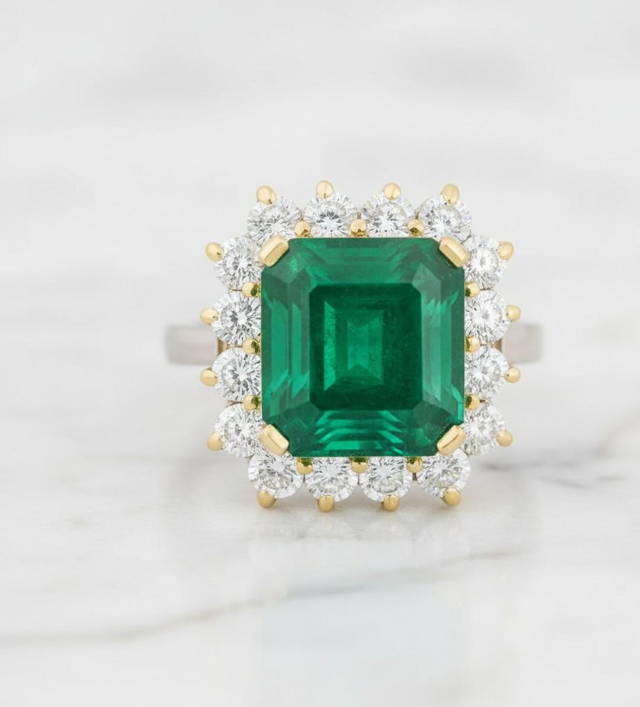 Contemporaneo David Webb Anello in platino e oro giallo 18 carati con smeraldo e diamante da 6,86 carati in vendita