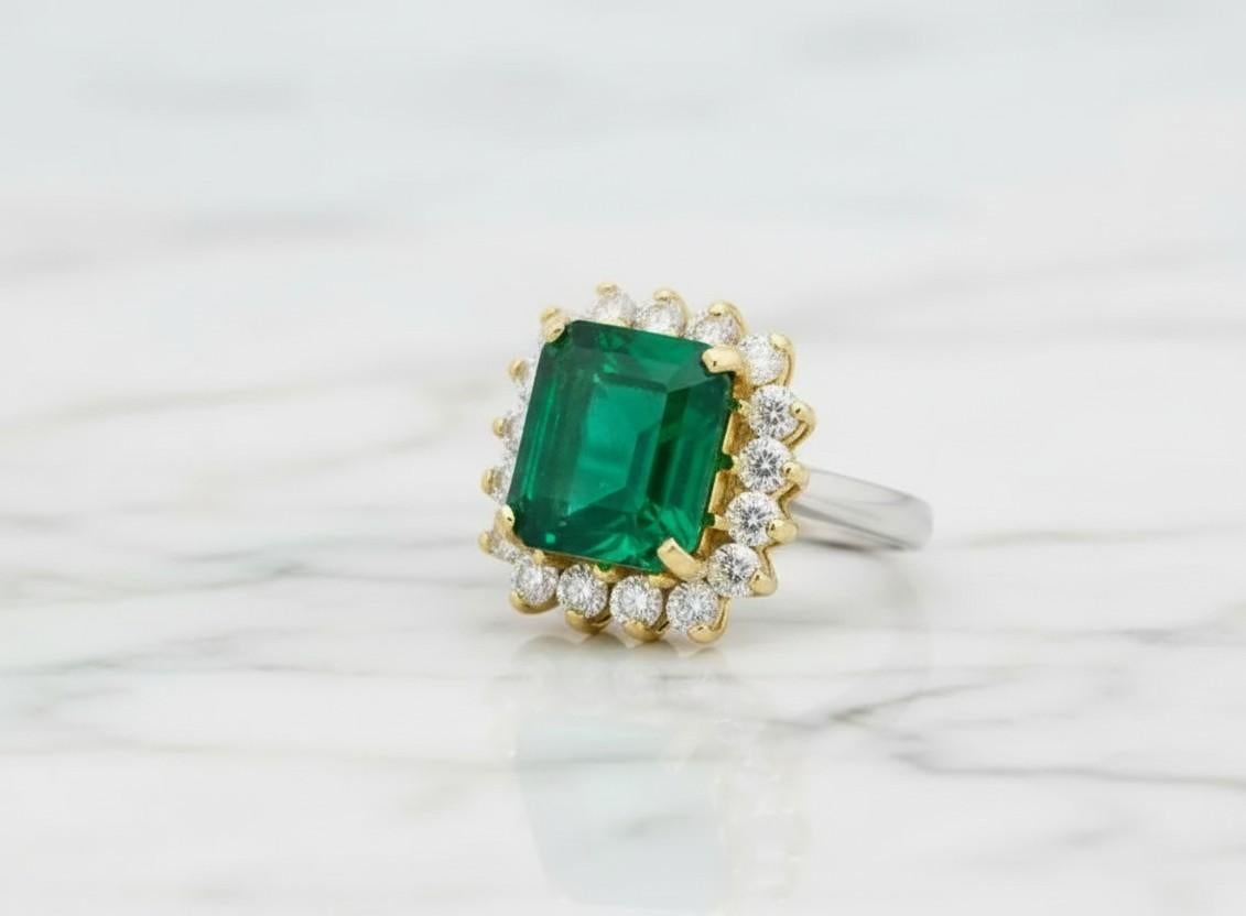 Donna David Webb Anello in platino e oro giallo 18 carati con smeraldo e diamante da 6,86 carati in vendita