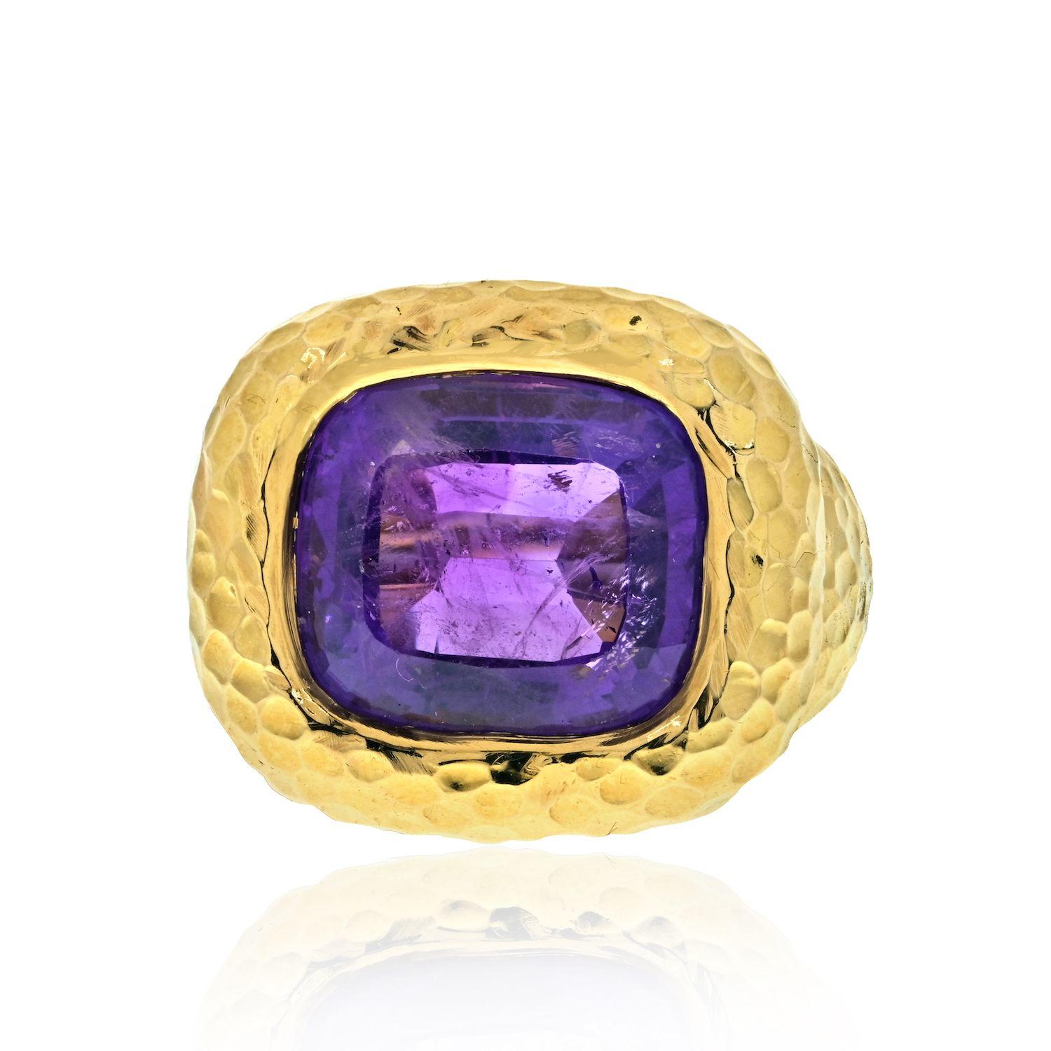 Ring aus Platin und 18 Karat Gelbgold mit lila Amethyst-Lünette (Kissenschliff) im Angebot