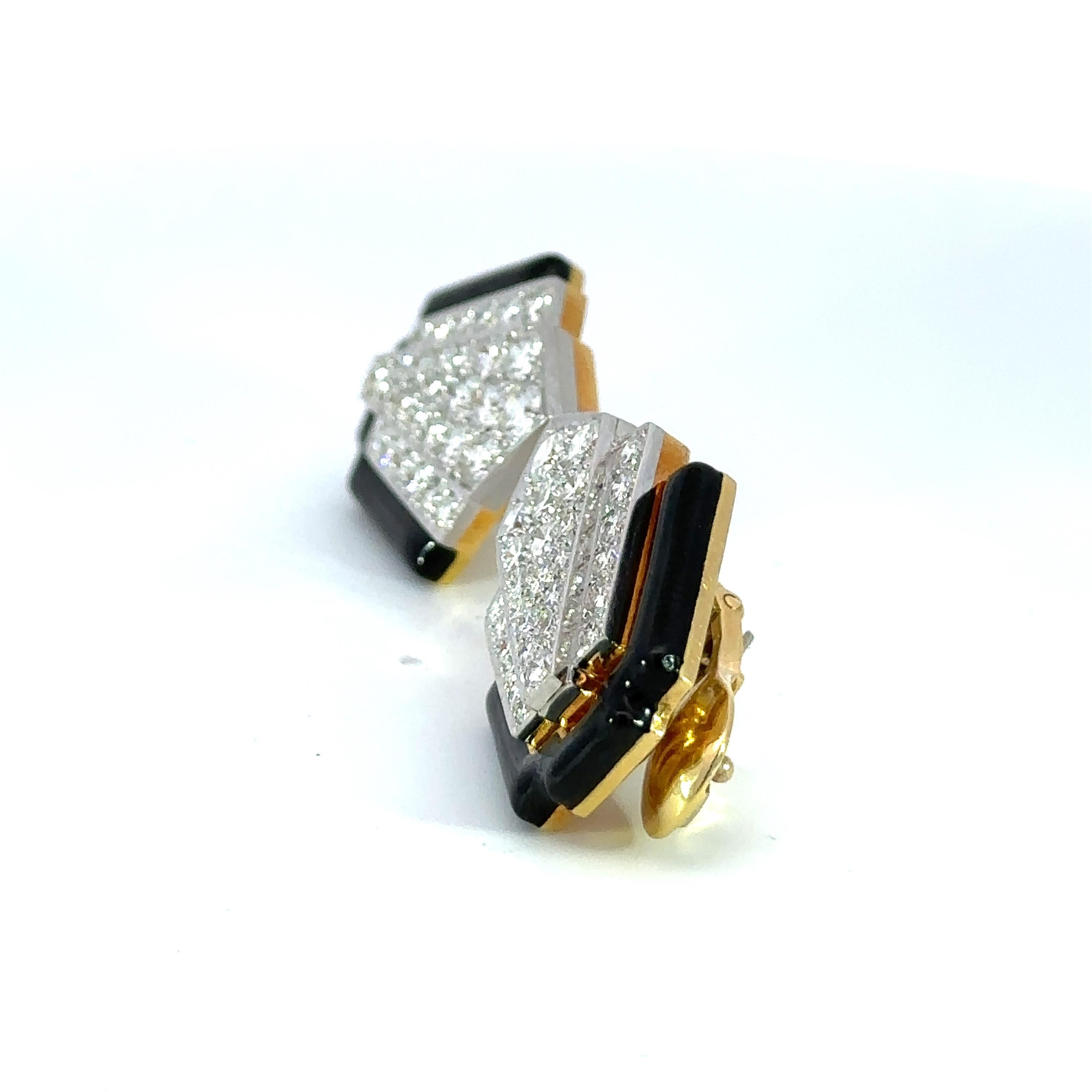 A classic pair of earrings always goes a long way especially when it's made by David Webb.
Empire style, Bold and elegant design with 4 ct diamonds and black enamel. Clip On closure with a post for security Excellent condition.
Length: 27mm