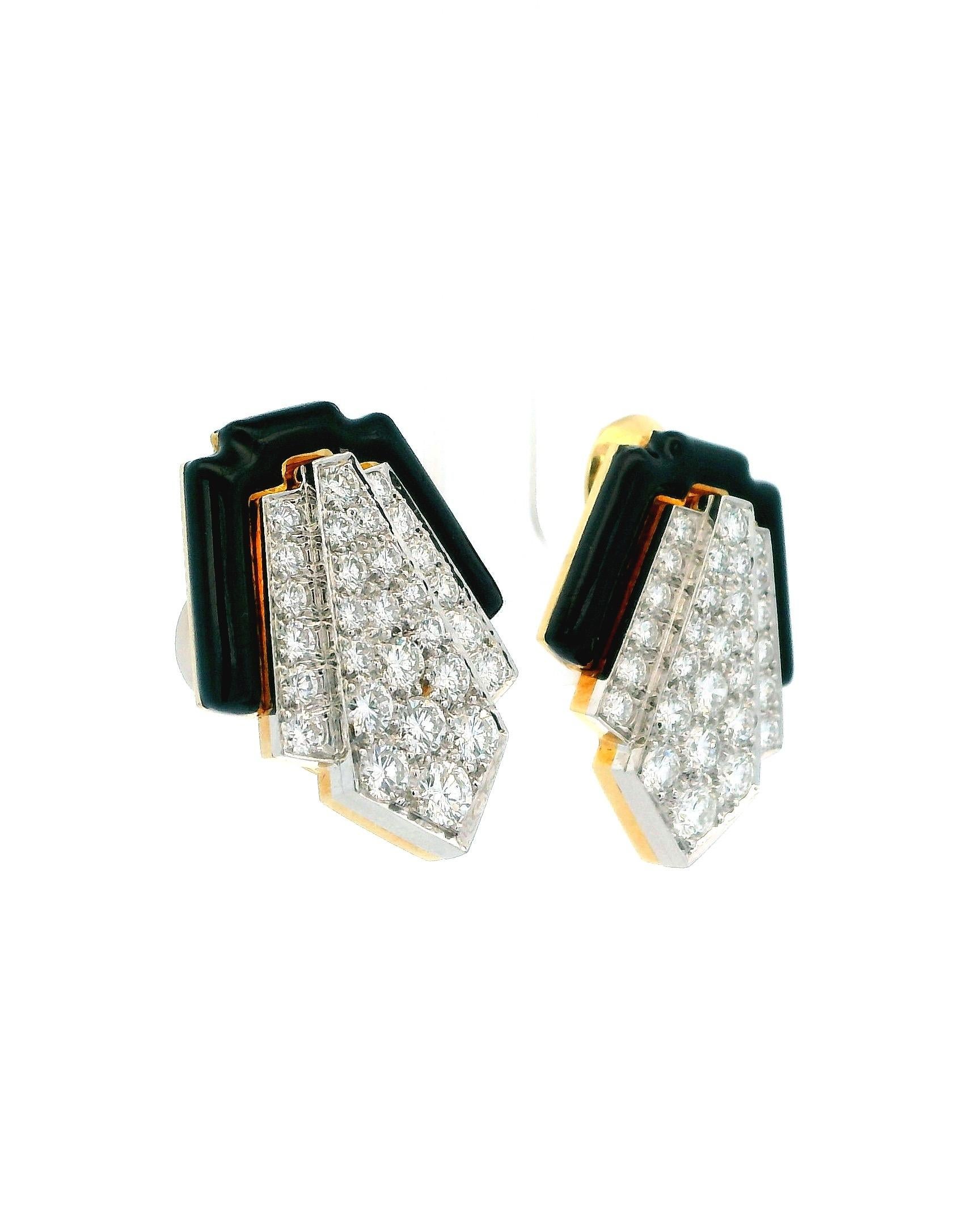 Un paio di orecchini classici è sempre molto gradito, soprattutto se realizzati da David Webb.
Stile Eleg, design audace ed elegante con diamanti da 4 carati e smalto nero. Chiusura a clip con perno di sicurezza Ottime condizioni.
Lunghezza: 27 mm