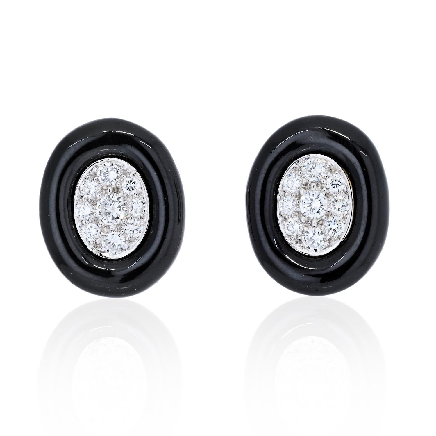 Boucles d'oreilles classiques David Webb avec un magnifique halo d'émail noir et des diamants sertis au centre.

