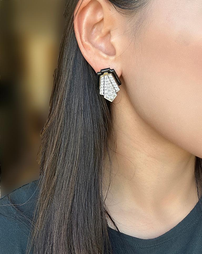 David Webb - Boucles d'oreilles clip en platine et or jaune 18 carats, émail noir et diamants en vente 2