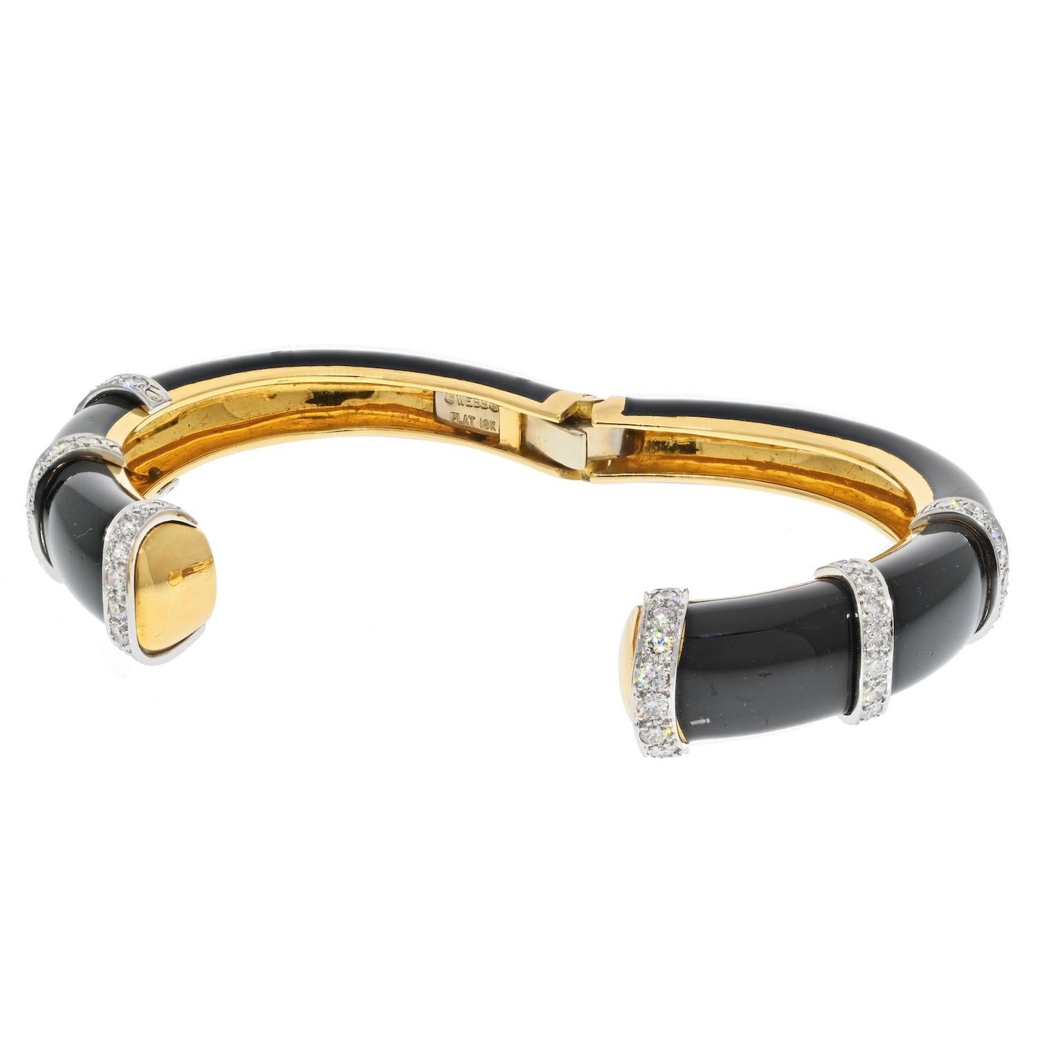 Ce remarquable bracelet David Webb présente un design à charnière réalisé en émail noir, accentué par des pointes et des bandes de diamants étincelants pour un contraste élégant. Avec un poids brut d'environ 71 grammes et une circonférence interne