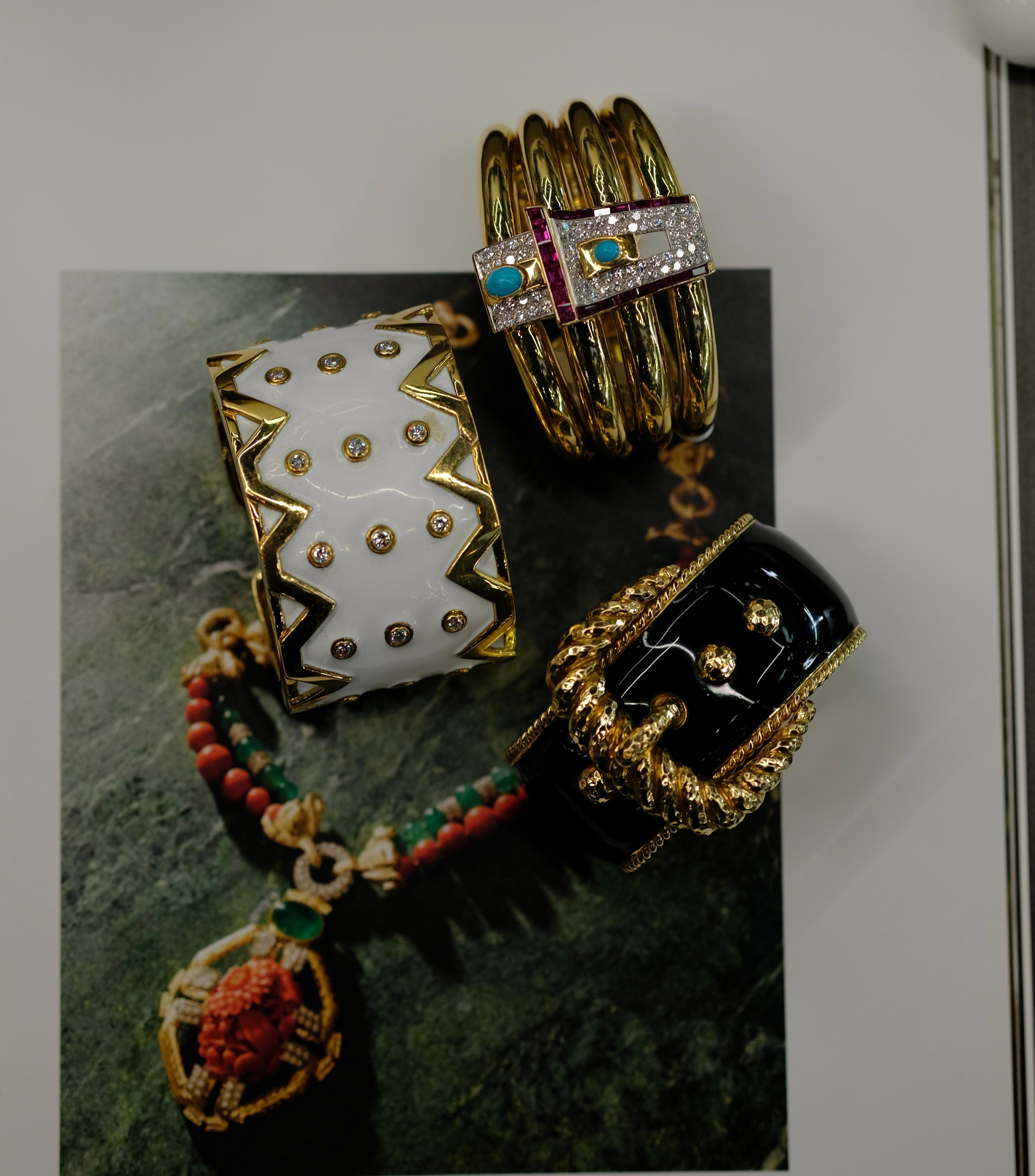 Bracelet manchette en platine et or jaune 18K avec motif de ceinture en émail noir David Webb en vente 1