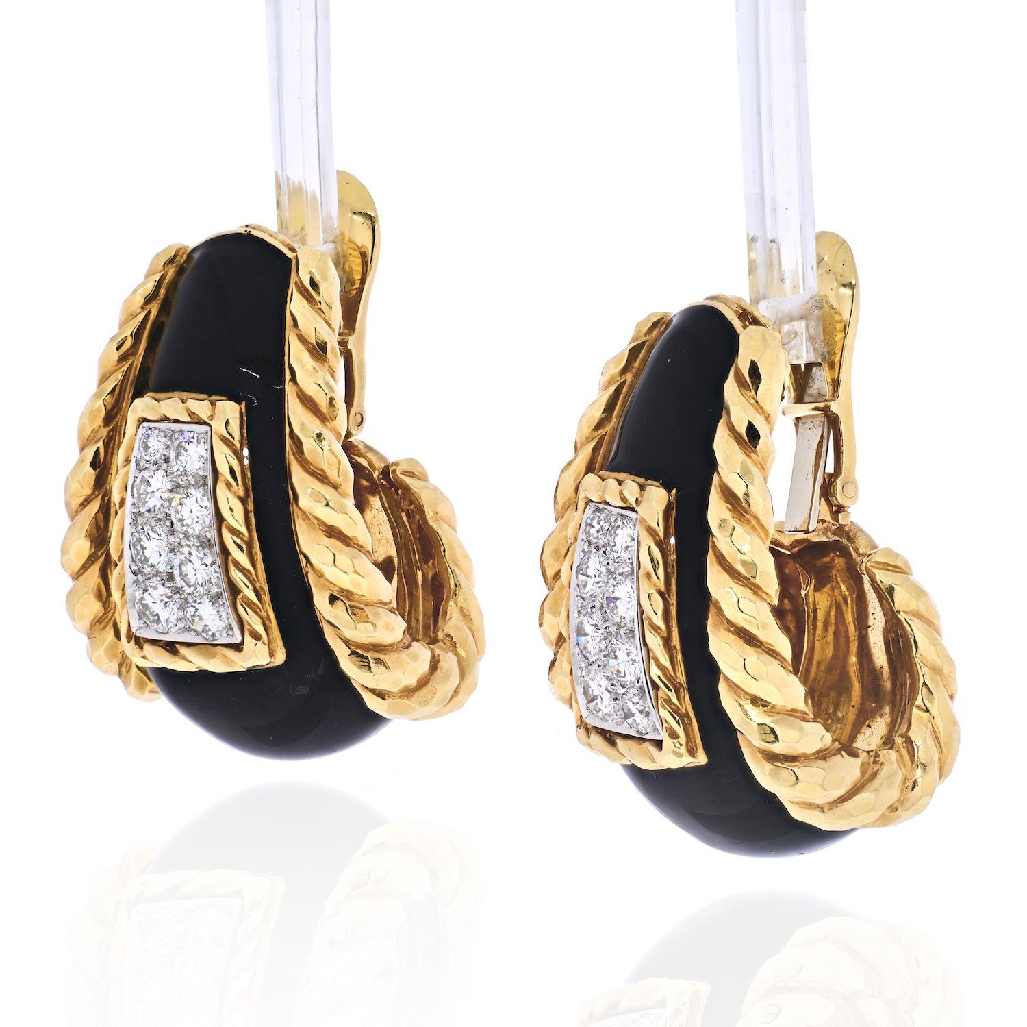 Stunning David Webb shrimp earrings crafted in 18K Yellow Gold with significant black enameling and brilliant round cut diamonds in the center. Large rope like edges complete the look with the signature touch.
Earrings are 35mm long and clip on
