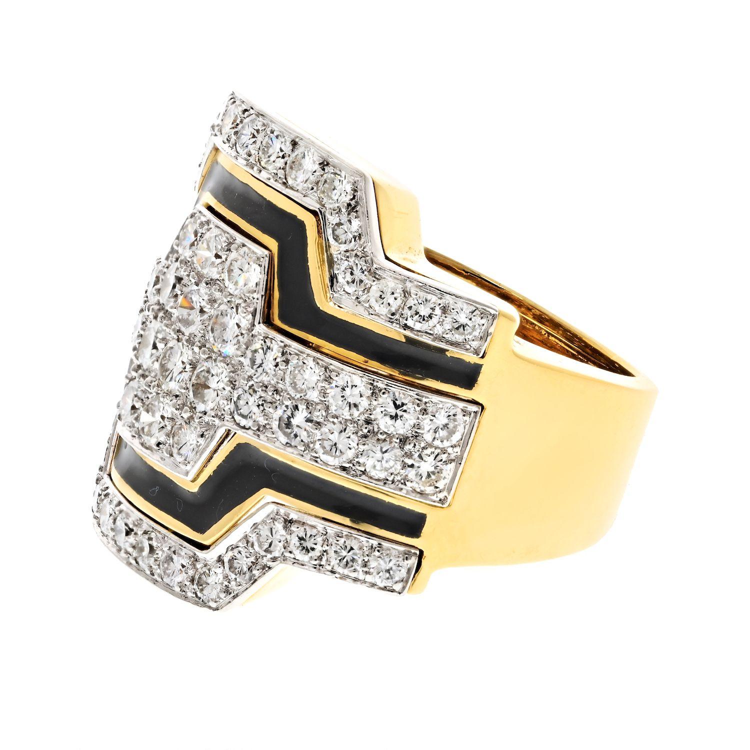 La bague David Webb Cigar Band de la Collection Manhattan Minimalism est un superbe bijou qui respire l'élégance et la sophistication. La bague est ornée de diamants taille brillant, d'émail noir, d'or 18 carats et de platine, tous méticuleusement