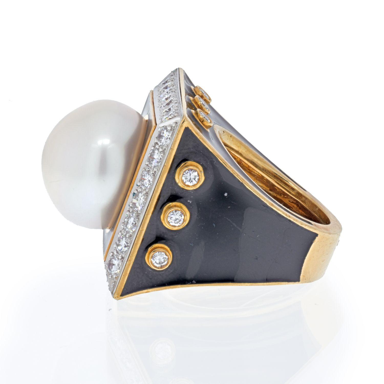Moderne David Webb Platinum & 18K Yellow Goldes Black Enamel, Pearl and Diamond Ring (bague en émail noir, perles et diamants) en vente