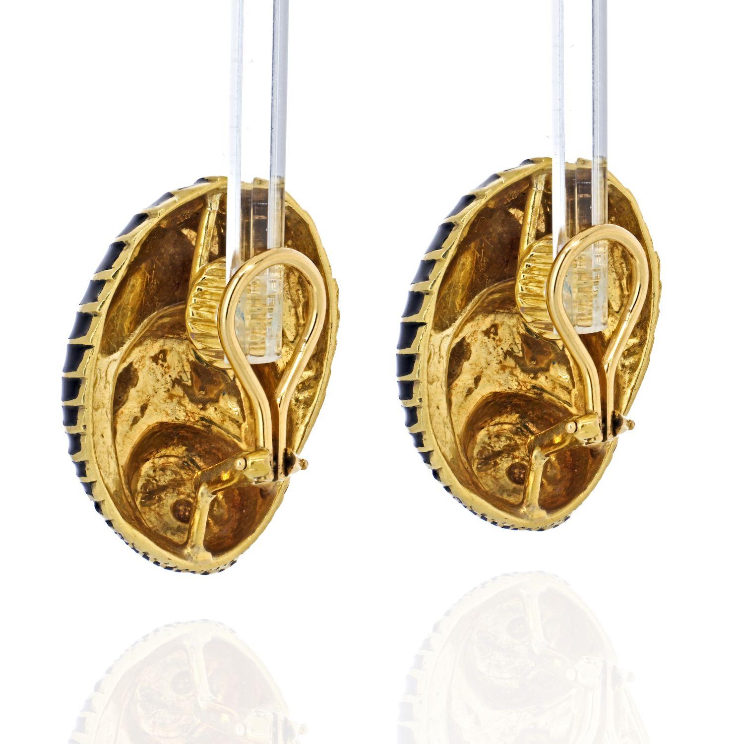 David Webb Platinum & 18K Yellow Gold Black Enamel Seashell Earrings In Excellent Condition For Sale In New York, NY