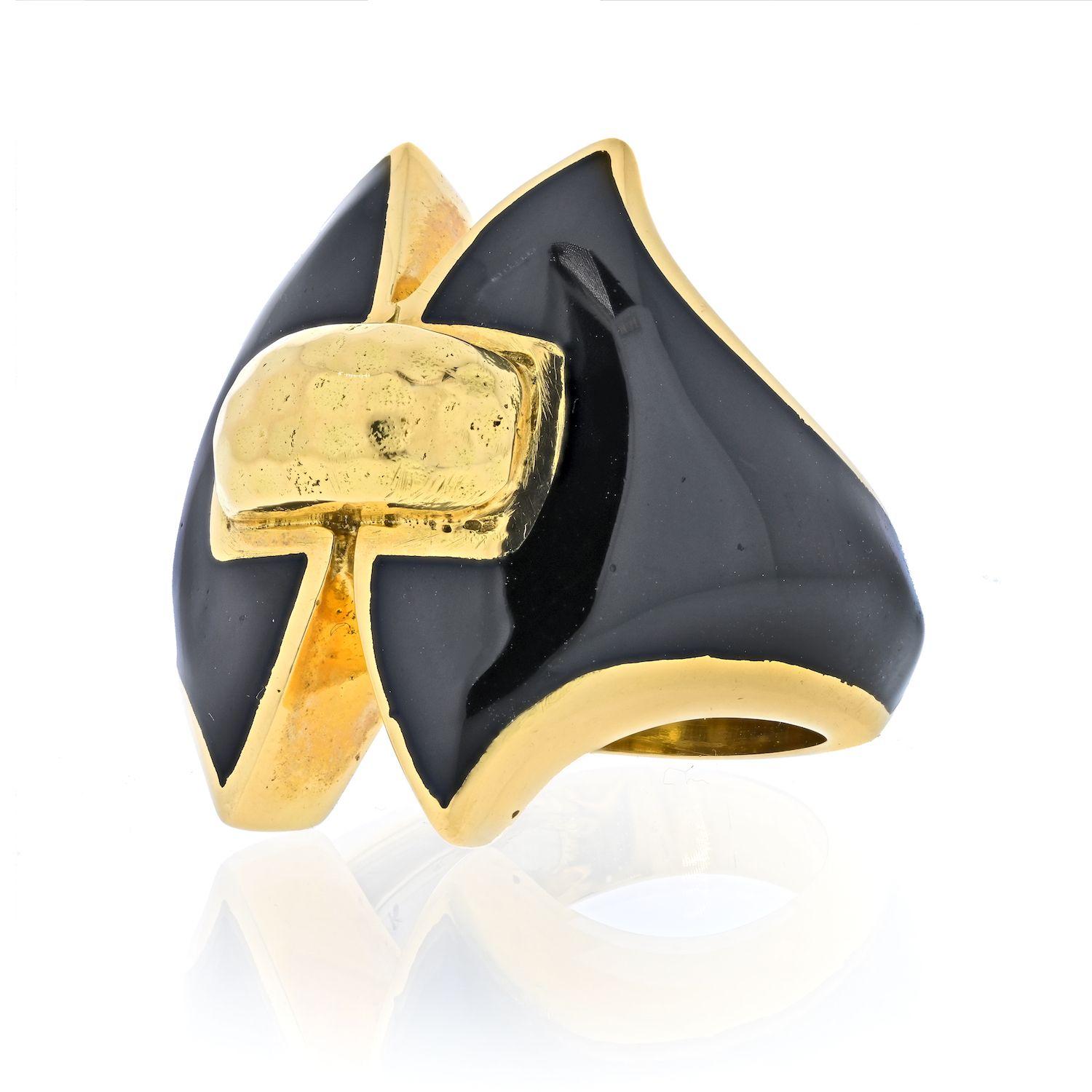 David Webb 1970 Vintage Cocktail Ring In 18 Kt Yellow Gold with Black Enamel. Made at the atelier of David Webb in New York city, back in the early 1970's. It was crafted in solid yellow gold of 18 karats, with hammered finish details and