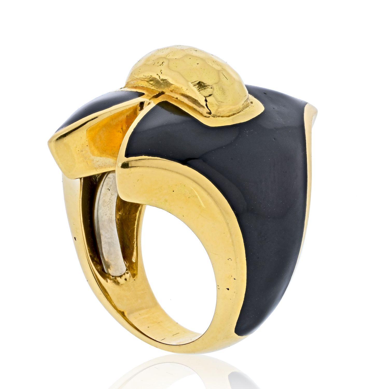 David Webb Platinum & 18K Yellow Gold Black Enamel Vintage Ring In Excellent Condition For Sale In New York, NY
