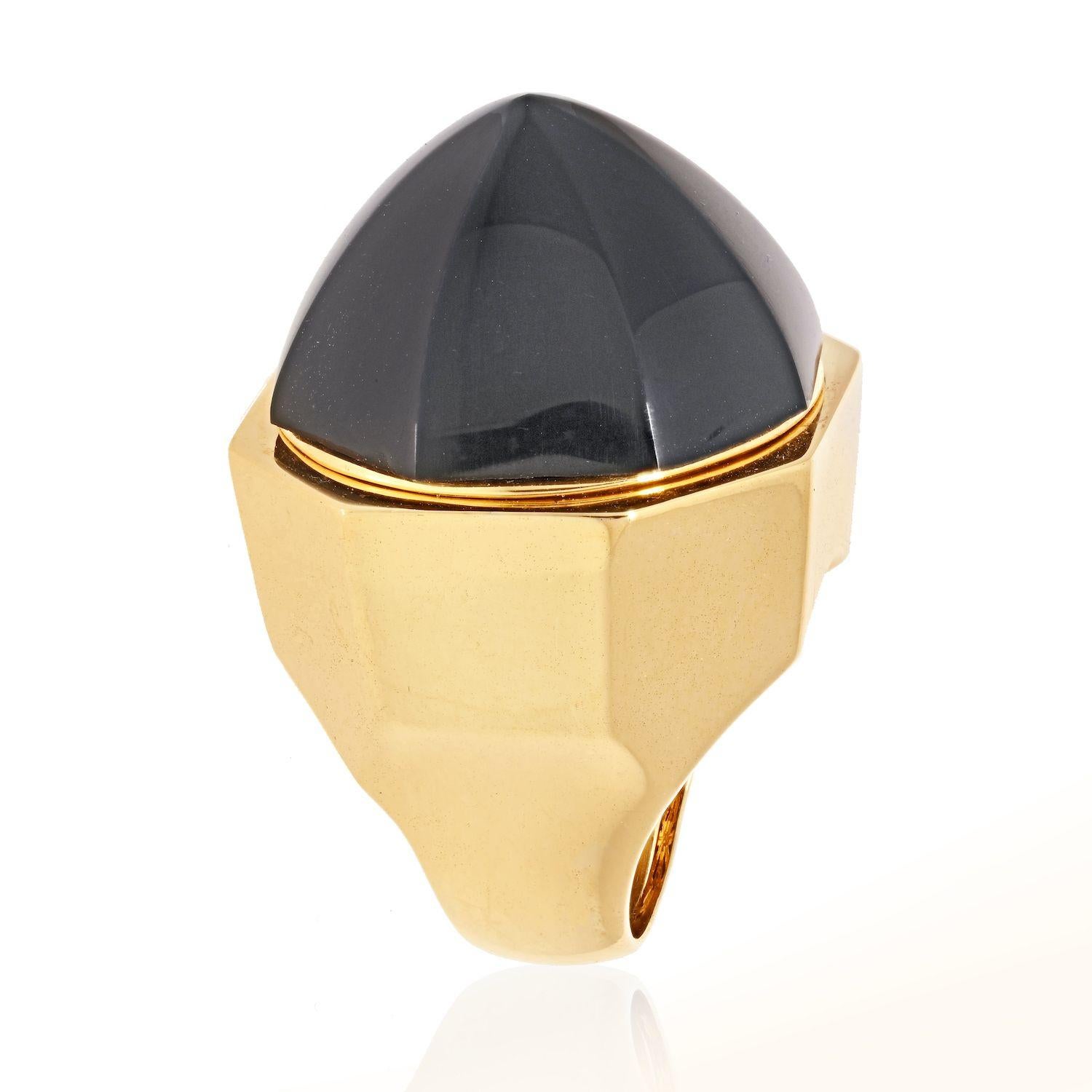 Bague dôme surdimensionnée en onyx noir par David Webb. Fabriqué en or jaune 18K. 
Diamètre de l'anneau : 26 mm
Se place haut sur le doigt : 24 mm
Taille 6 