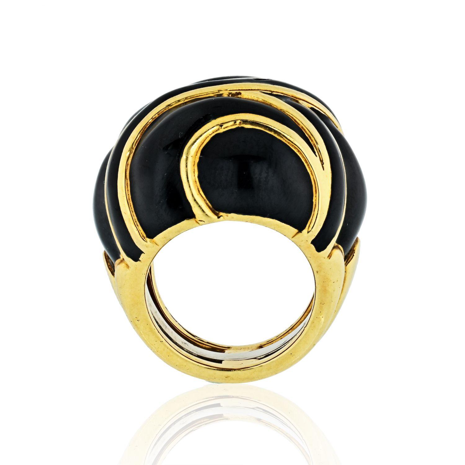 David Webb Platinum and 18 Karat Yellow Gold Bombe Black Enamel Ring In Good Condition For Sale In New York, NY
