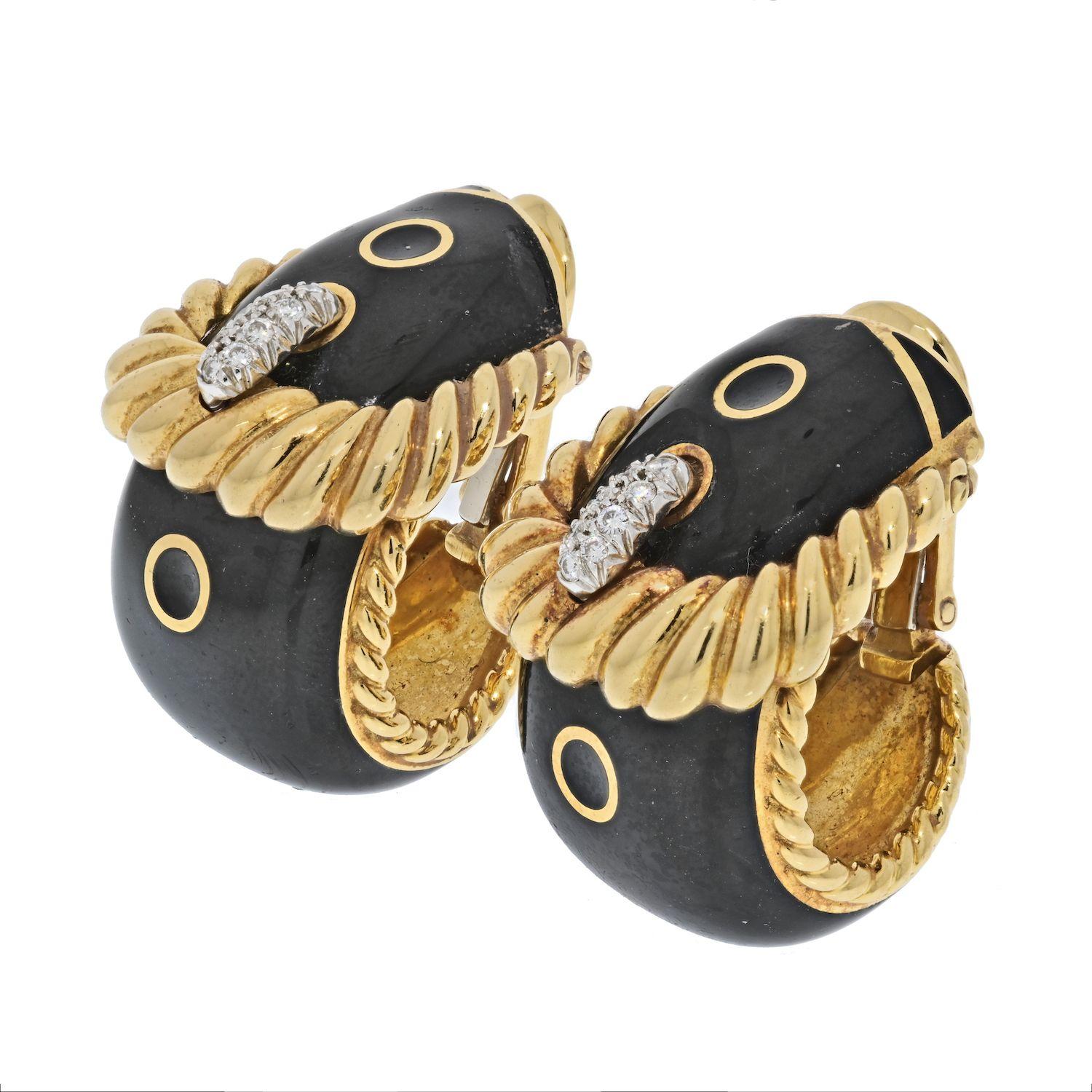 Large and bold signature buckle design earrings by David Webb are fashioned as clip earrings. Applied with black enamel and set with round cut diamonds these earrings are striking and beautiful.
Length: 30mm, 53gr.