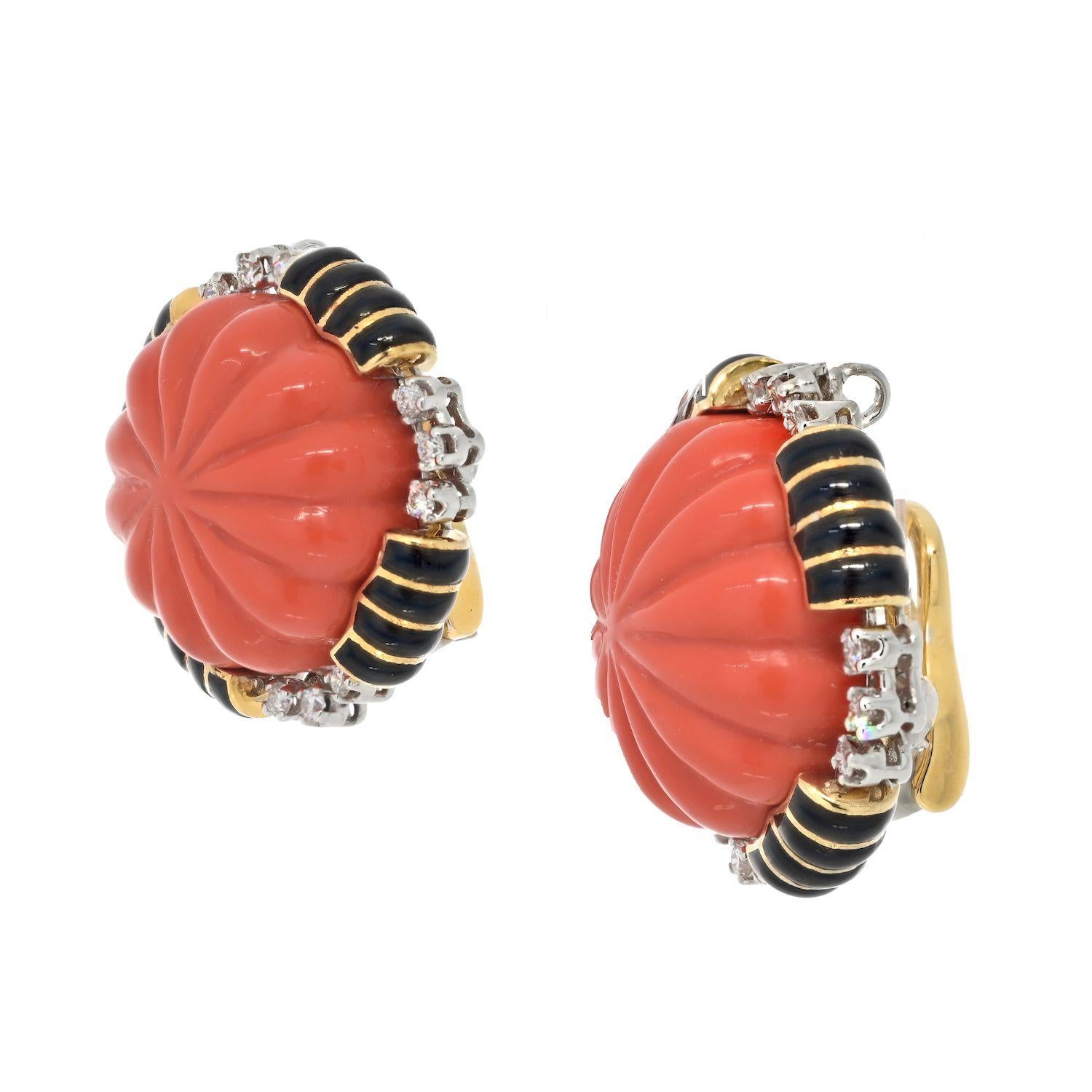 David Webb Boucles d'oreilles bombées en platine et or jaune 18 carats avec corail sculpté et diamants Excellent état - En vente à New York, NY