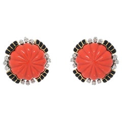 David Webb Boucles d'oreilles bombées en platine et or jaune 18 carats avec corail sculpté et diamants