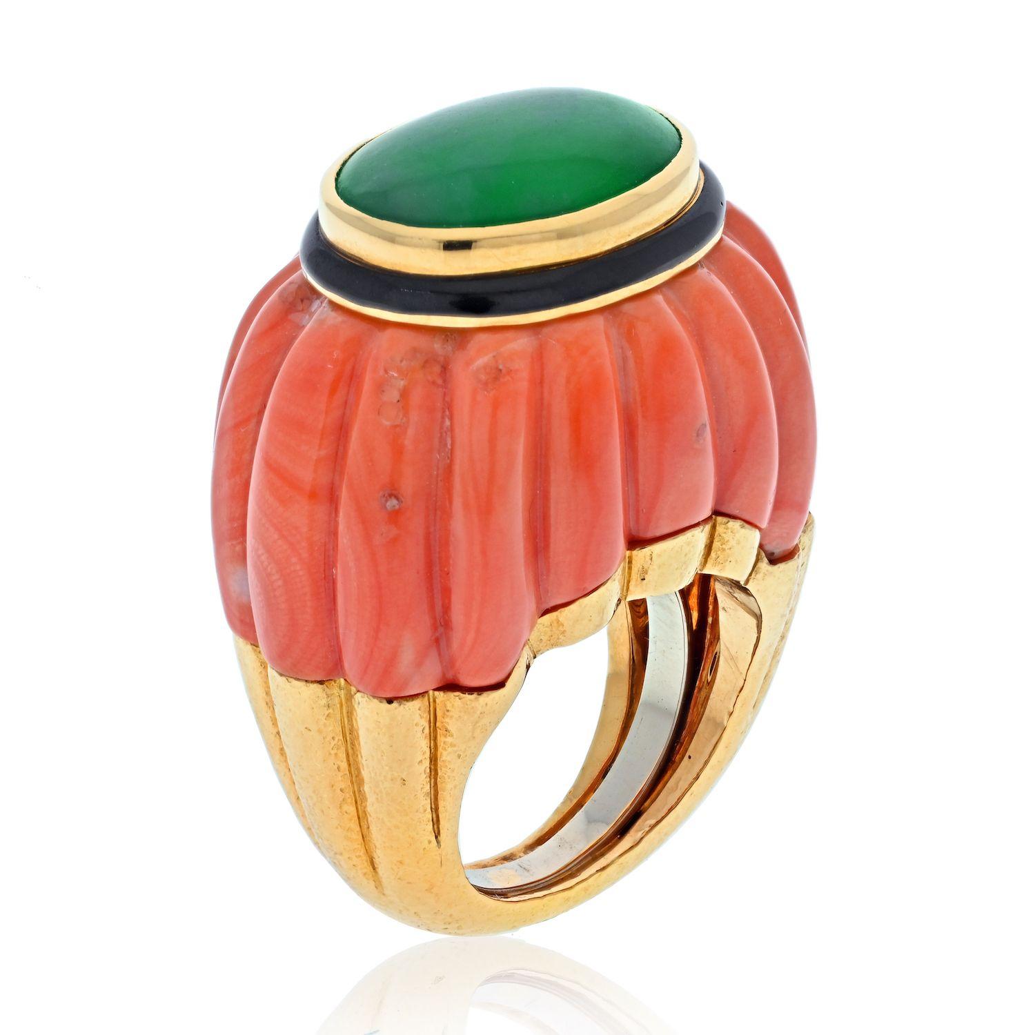 Taille cabochon David Webb Platinum & 18K Yellow Gold Carved Coral, Jade and Black Enamel Ring (bague en platine et or jaune 18K) en vente