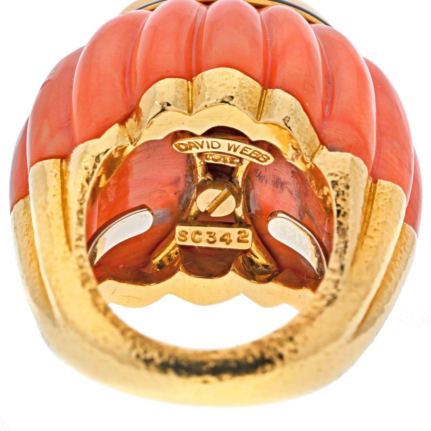 David Webb Platinum & 18K Yellow Gold Carved Coral, Jade and Black Enamel Ring In Excellent Condition For Sale In New York, NY