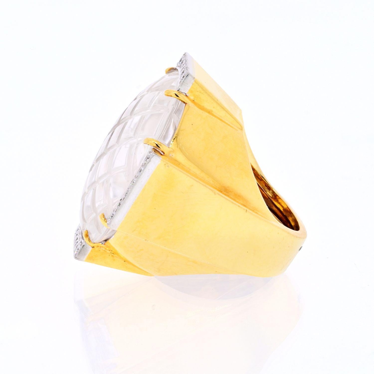 Unico nel suo genere, l'anello ottagonale con cristallo di rocca e diamanti di David Webb è realizzato in oro giallo 18 carati con accenti di diamanti sulle barre di incorniciatura nord sud est ovest. 
Anello misura 6,5.
La larghezza complessiva è