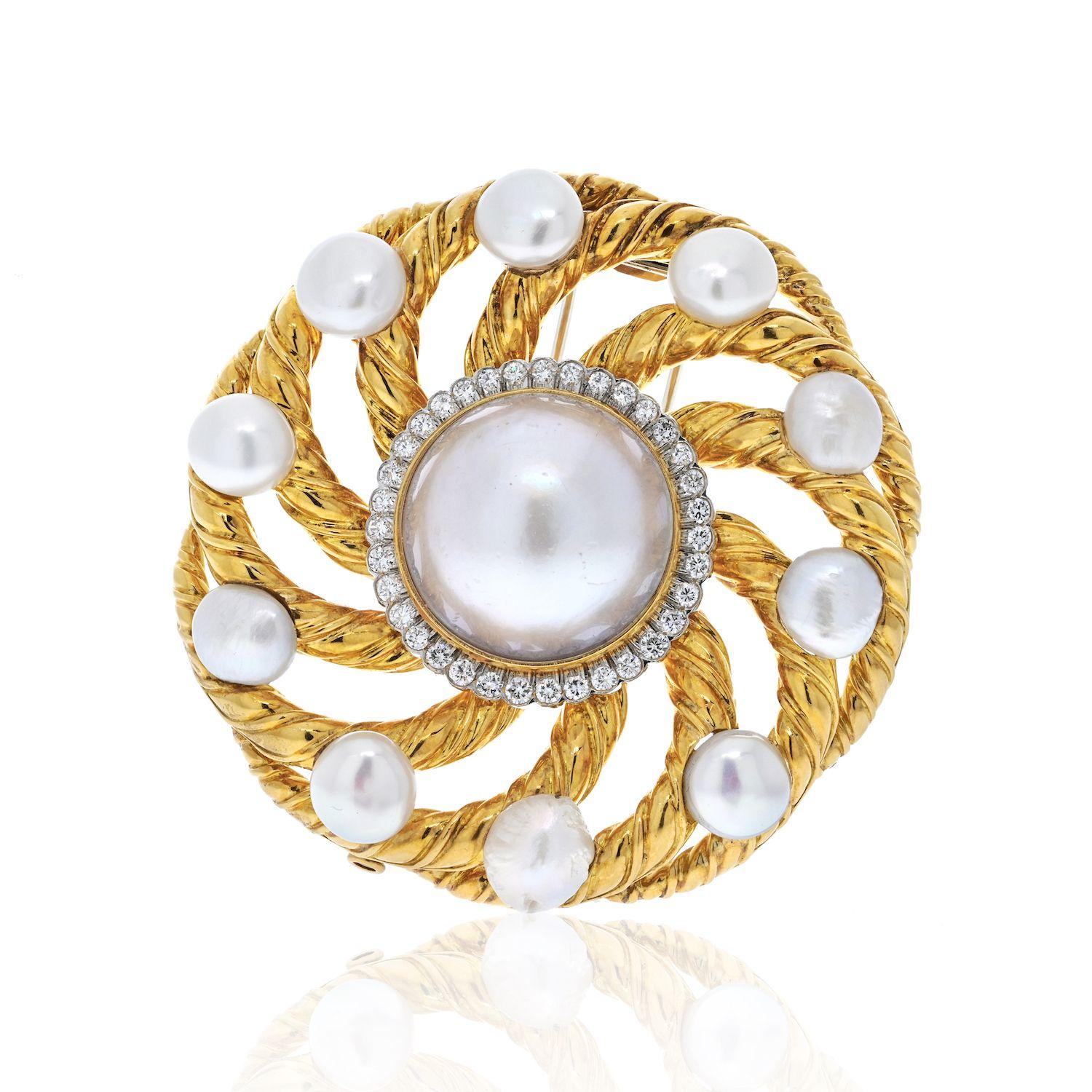 Taille ronde David Webb Broche circulaire ajourée en platine, or jaune 18 carats, diamants et perles