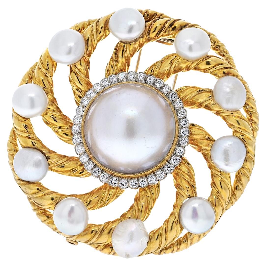 David Webb Broche circulaire ajourée en platine, or jaune 18 carats, diamants et perles