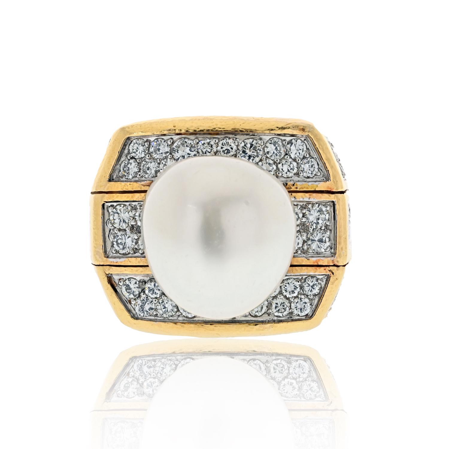 Absolument exquise est la seule façon de décrire cette bague David Webb en platine et or jaune 18 carats avec perles et diamants. Avec une combinaison captivante de 9,00 carats de diamants de taille ronde et une perle éblouissante de 15 mm, cette