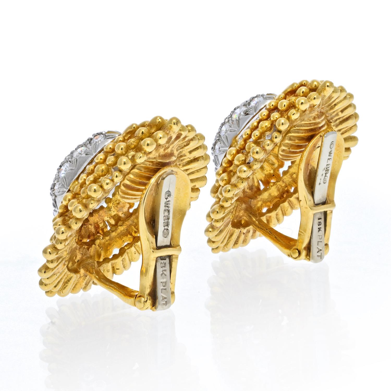 David Webb Pair of Gold, Platinum and Diamond Earclips
18 kt., centering 2 pear-shaped domed platinum panels pavé-set with 42 round diamonds ap. 2.15 cts., surrounded by three tiered rows of ribbed gold, signed Webb, ap. 20.5 dwts.
Diamonds:
