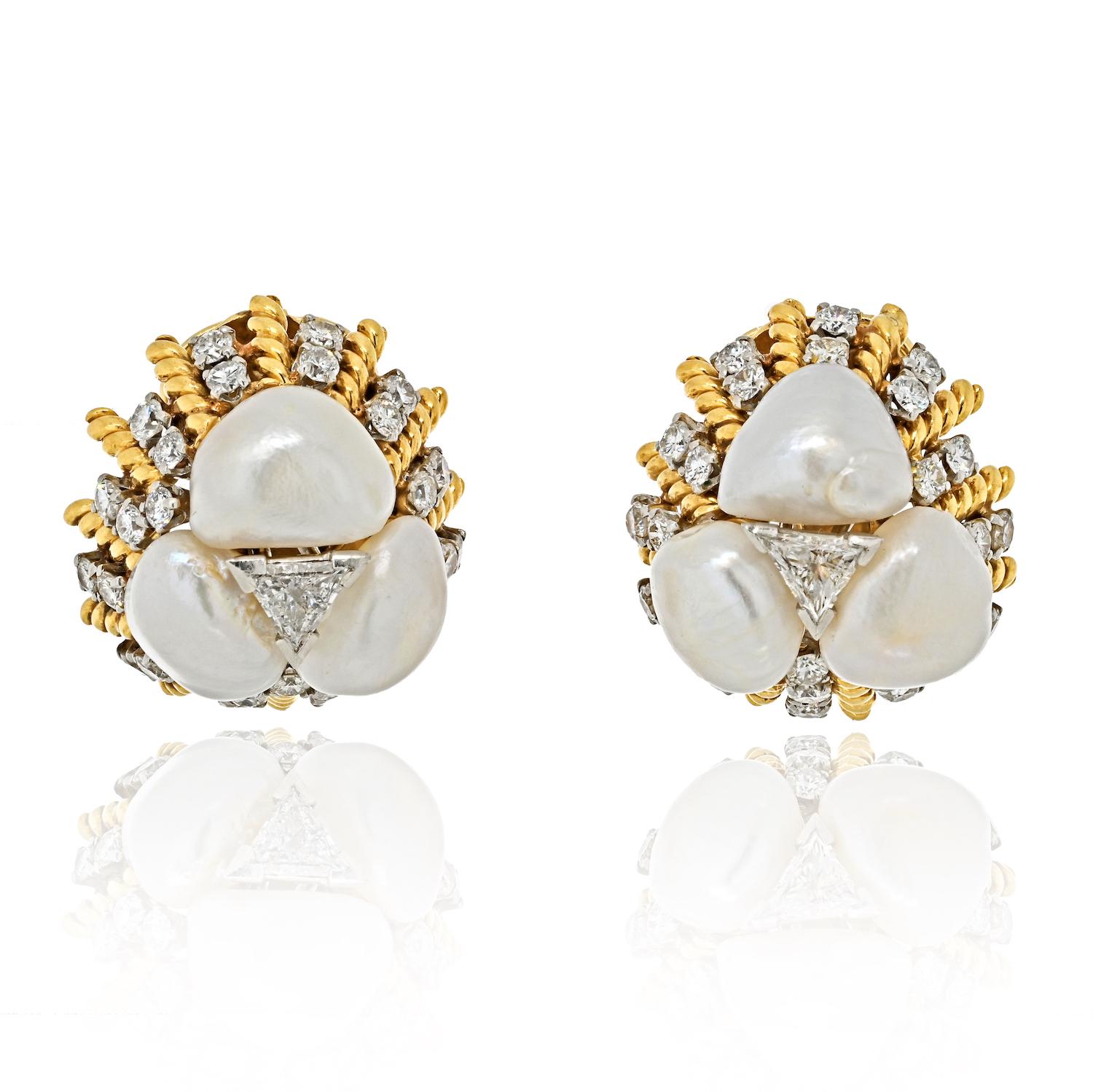 Les boucles d'oreilles à pince David Webb en platine et or jaune 18 carats, ornées de diamants et de perles, sont un superbe exemple du luxe et de l'élégance qui font la renommée de la marque David Webb. Ces boucles d'oreilles sont une véritable