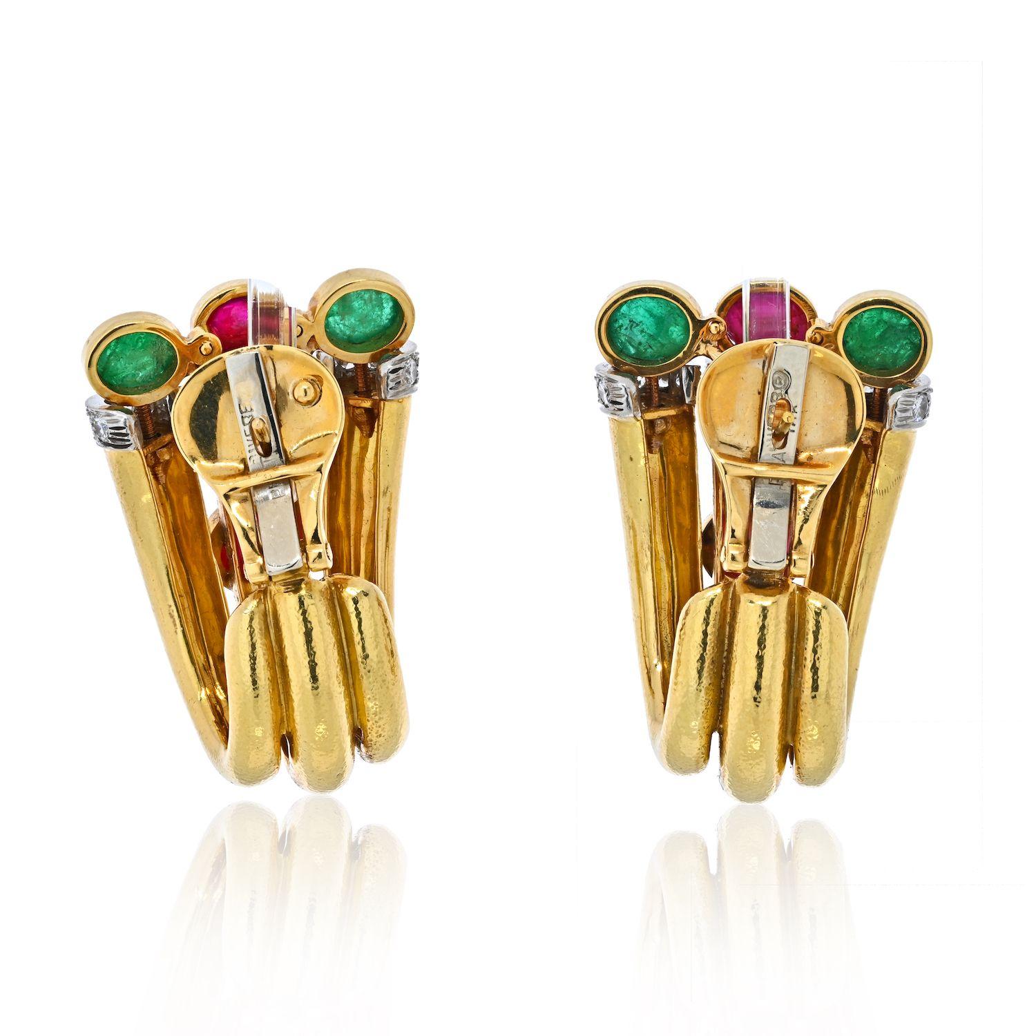 Moderne David Webb Boucles d'oreilles en platine et or jaune 18 carats avec diamants, rubis et émeraudes vertes en vente