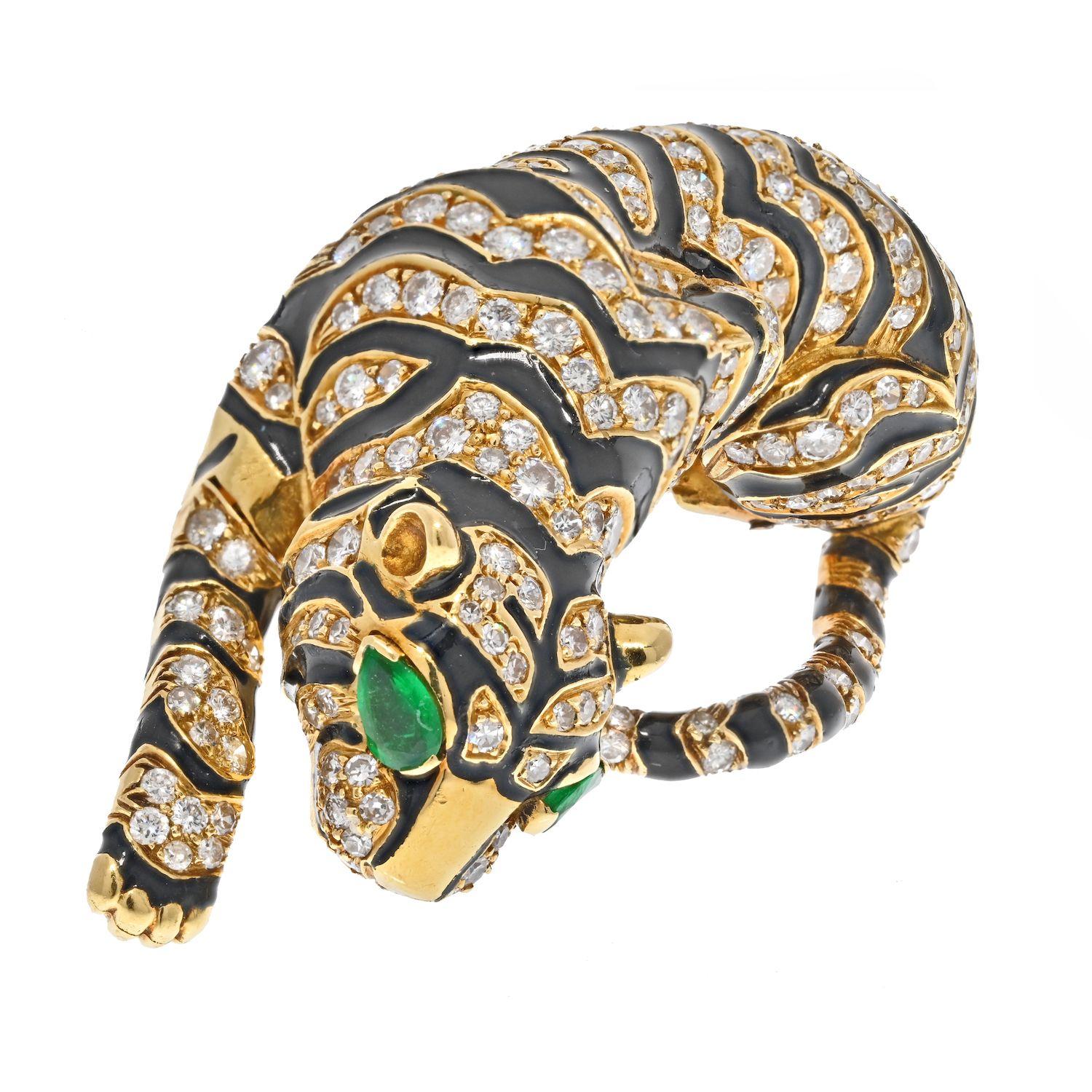 Absolutely gorgeous you will love this tiger brooch by David Webb. From David Webb 