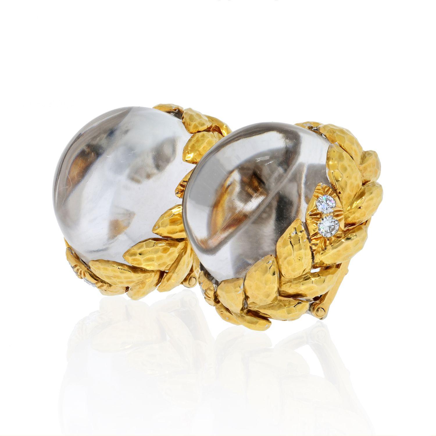Boucles d'oreilles impressionnantes en cristal de roche par David Webb. Ces boucles d'oreilles présentent un cabochon de quartz de cristal de roche sculpté de forme ovale et à la surface lisse. Les montures inférieures à facettes conçues dans le