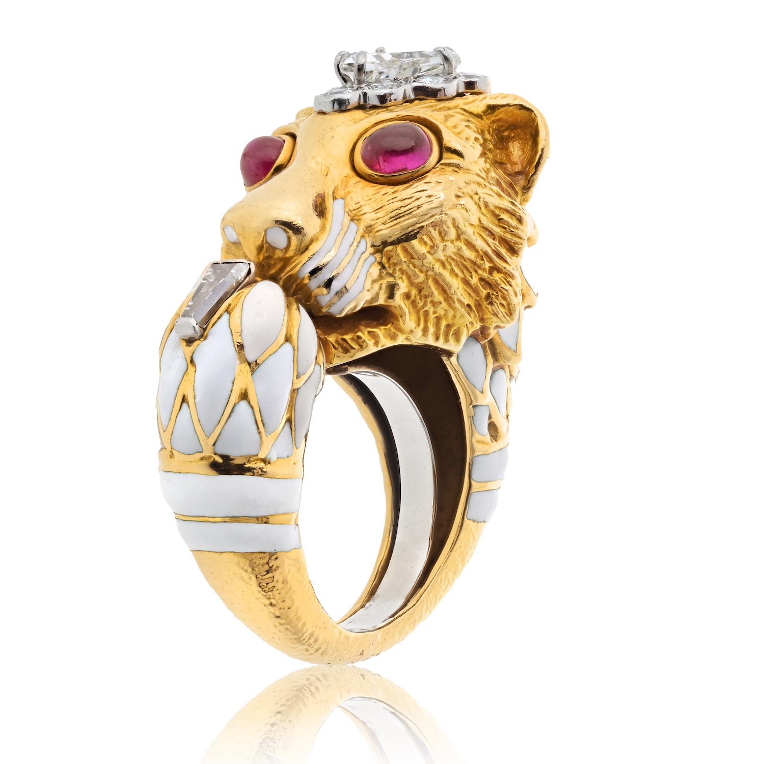 Bague David Webb en platine et or jaune 18 carats bague de lion avec tête de diamant et œil de rubis.

Découvrez l'allure majestueuse de cette bague de lion David Webb, une pièce étonnante qui incarne l'élégance audacieuse et le flair artistique