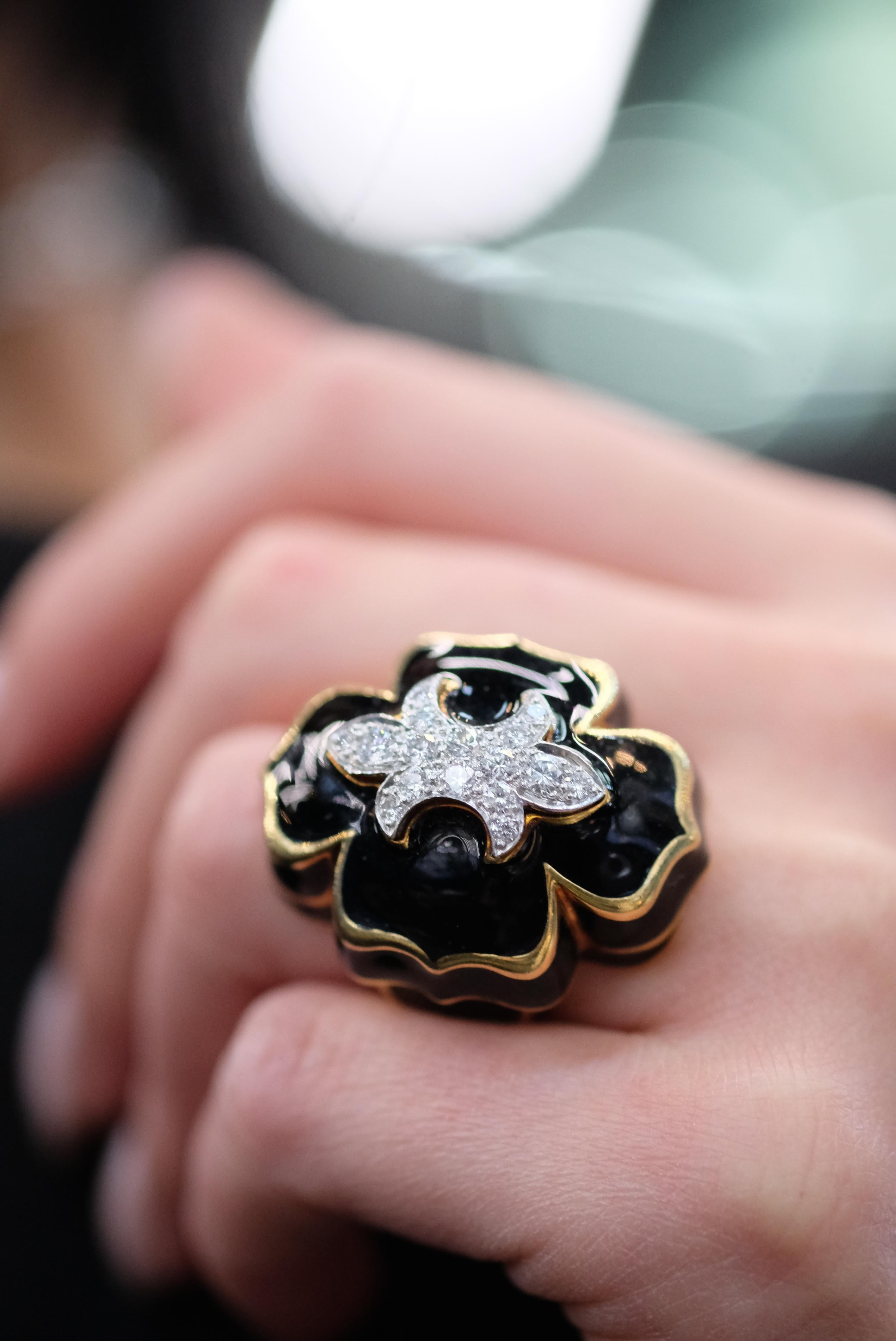 David Webb Bague Fleur De Lis en platine et or jaune 18 carats, émail noir et diamants en vente 8