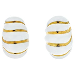 David Webb Boucles d'oreilles en forme de crevette en platine et or jaune 18 carats avec émail blanc cannelé