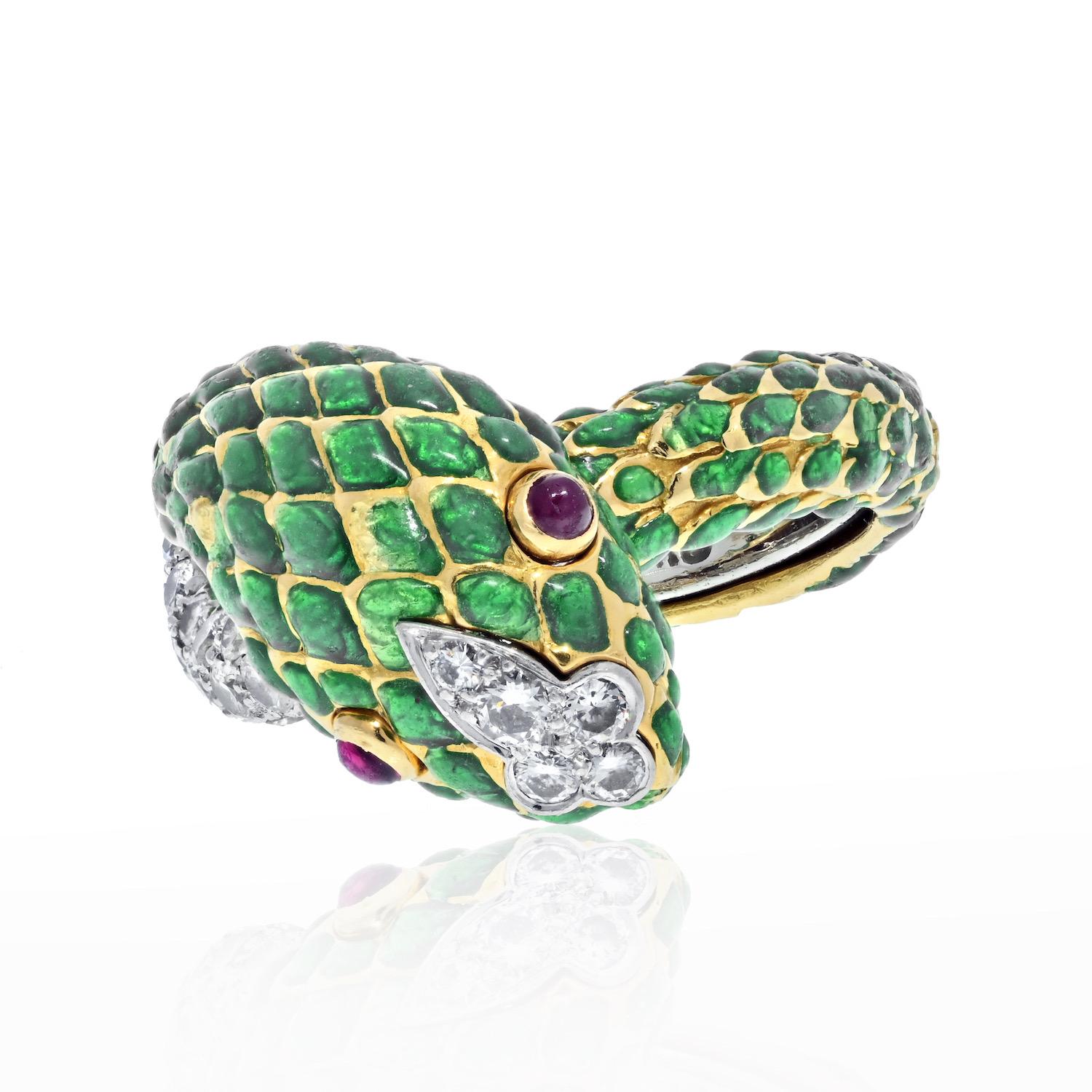 Moderne David Webb, bague serpent en platine et or jaune 18 carats, émail vert et rubis en vente