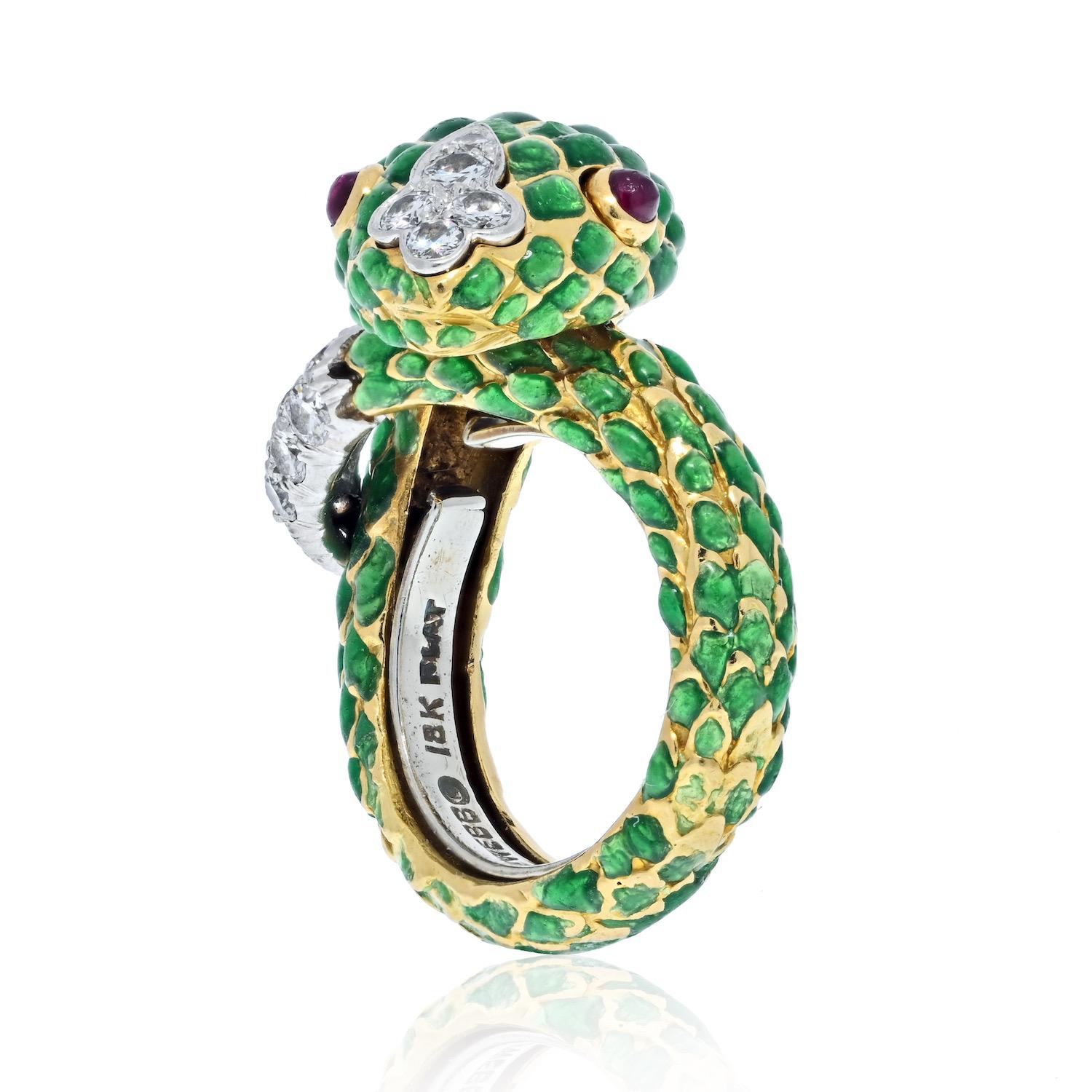David Webb, bague serpent en platine et or jaune 18 carats, émail vert et rubis Pour femmes en vente